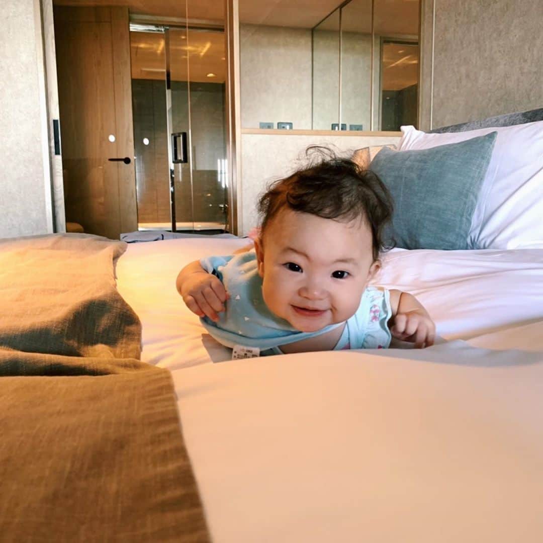 高松チェルシーリナさんのインスタグラム写真 - (高松チェルシーリナInstagram)「. 我が家の夏休み、始まりました🌺🌴✨✨ . #沖縄来ました#たまには贅沢#子連れ旅行#読谷村#グランディスタイル#旅行#沖縄#リゾート#ビーチ#インフィニティープール#温水プール#夏休み」9月14日 17時45分 - chelsea_rina