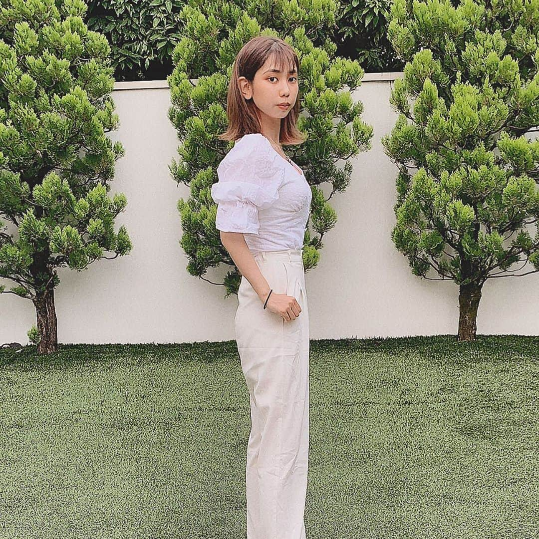 薬丸玲美さんのインスタグラム写真 - (薬丸玲美Instagram)「. 最近たまに真っ白な服を着たくなる🤍 . @met_beauty_clinic さんで ダーマペンやっていただいてから 肌のキメが整って、肌のトーンが上がった気がして 気分もルンルン 肌の調子良いと嬉しくなるよね✨ . 正直痛みに弱い私からしたら 施術中痛くてどうしようかと思ったけど 綺麗になる為に頑張った😂 . 施術後は全然痛くは無いけど日焼けしたみたいな ヒリヒリ感が2日くらい続きました！ ダウンタイムあるけどメイク出来るから そんなに気にならなかった✌🏻 . 気になる方は是非✨ . #れみふく #お庭deファッションショー  . 私服は Tops ≫ @mercuryduo_com  Pants ≫ @grl_official  パフスリーブがお気に入り🥰 . #薬丸玲美 #metbeautyclinic #ダーマペン」9月14日 17時46分 - remi_yakumaru