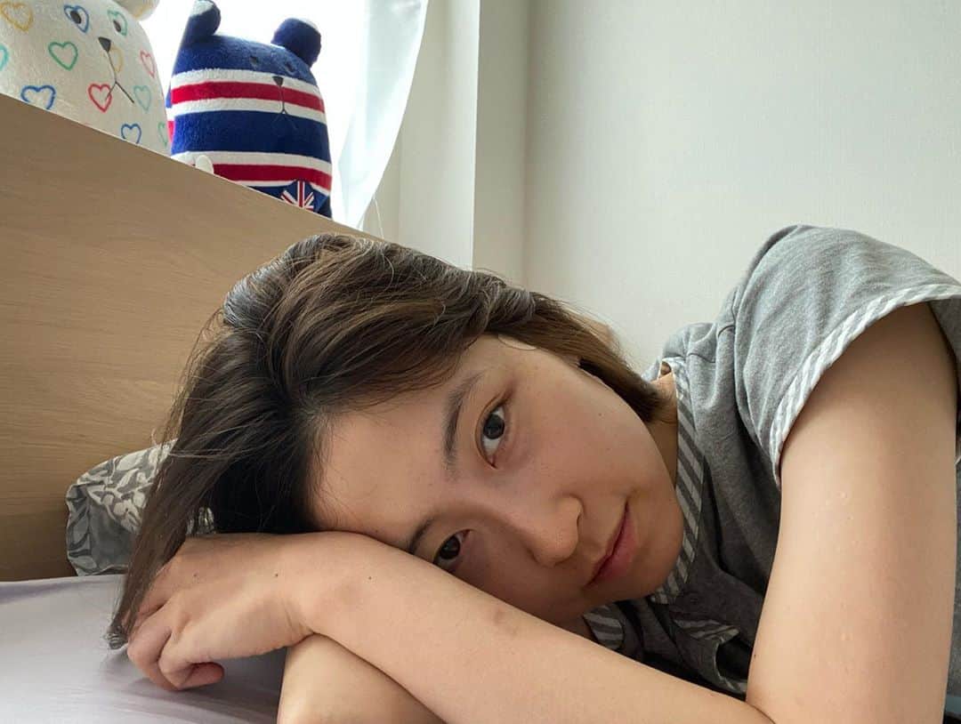 平川はる香のインスタグラム：「. 最近オンラインでのオーディションやレッスンが増えたので、時代の流れに対応して、やっとiPhone用の三脚を買いました👏 脚がくねくねしてて色んなところに立てかけられるやつ！欲しかったやつ！ とっても便利だからもっと早く買えばよかった🤔 . Bluetoothのシャッターも付いてきたから楽しくてボタン押したくていっぱい写真撮っちゃう。 . . #selfies #こめかみにピップエレキバン」