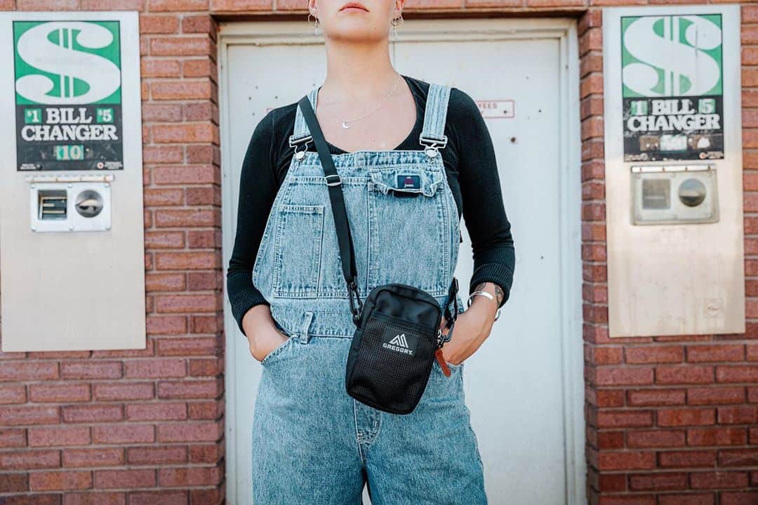 GREGORYのインスタグラム：「NEW STYLE｜QUICK TO GO POCKET﻿ ﻿ とにかくミニマムな荷物で過ごしたい人に﻿ 「クイックトゥ―ゴーポケット」﻿ ﻿ スマホと鍵とミニ財布とリップクリームはすっぽり入る丁度良いコンパクトサイズ。デイリーユースにも、ハイク中のサブバックとしても使えます◎﻿ ﻿ #グレゴリー﻿ #クイックトゥーゴーポケット」