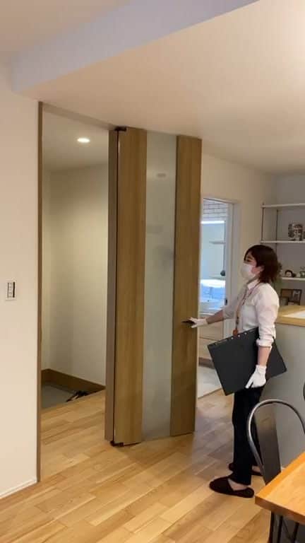 homelife 夢を叶える暮らし方のインスタグラム：「姫路市にございますホームライフの建売のお家です✨ 本日もフレッシュな2人で案内しております🧏‍♀️  . 家づくりの資料請求はこちらから @homelife_shiryou  .  #一戸建て #ルームツアー #カリフォルニアスタイル #LDK #ウォークインクローゼット #お洒落なお家 #おしゃれ #こだわり #ローコスト住宅 #マイホーム #夢のマイホーム #間取り #シンプルな暮らし #暮らしを楽しむ #注文住宅 #自由設計 #デザイン住宅 #myhome #family #house #home #homelife_京都 #homelife_大阪 #homelife_兵庫 #ホームライフ #ホームライフ100 #アーキホームライフ」