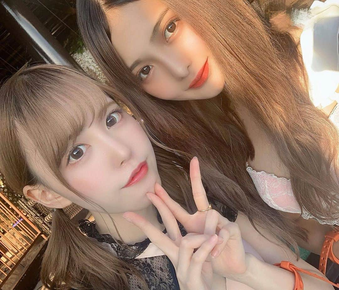 菅野芹那さんのインスタグラム写真 - (菅野芹那Instagram)「ちょっと前のやつだけど﻿ りほとサマーランド行ったんだよ〜！﻿ ﻿ まじで出かけるといえばプールくらいで﻿ インスタがプールの写真だらけになってきた笑﻿ ﻿ ﻿ 髪の毛はサマーランド行く前日に﻿ LAPISであんじゅさんにエクの取り替えとカラーお願いしたよ^ - ^﻿ ﻿ ﻿ ほんとにエクつけ始めて﻿ 2ヶ月とか経ったけどもはや元の長さ忘れて地毛だっけ？って思っちゃうレベルに馴染んでるから感謝です🥺🤍🤍﻿ 今回は明るめにしてました！﻿ 全く写真撮ってないんだけどね…﻿ ﻿ 2枚目に後ろ姿の写真あるよ！﻿」9月14日 17時54分 - serina_chan_17