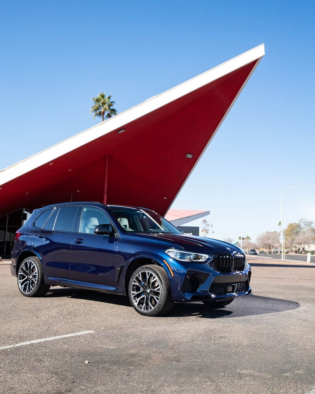 BMWのインスタグラム：「Charisma level: infinity.  The BMW X5 M Competition.  #TheX5M #BMW #X5M #BMWM  __ BMW X5 M Competition: Fuel consumption in l/100 km (combined): 13.0–12.8. CO2 emissions in g/km (combined): 296–291. Further information: www.bmw.com/disclaimer.  	 Acceleration (0-100 km/h): 3.8 s. Power: 460 kW, 625 hp, 750 Nm. Top speed (limited): 250 km/h (with optional M Drivers Package: 290 km/h).」