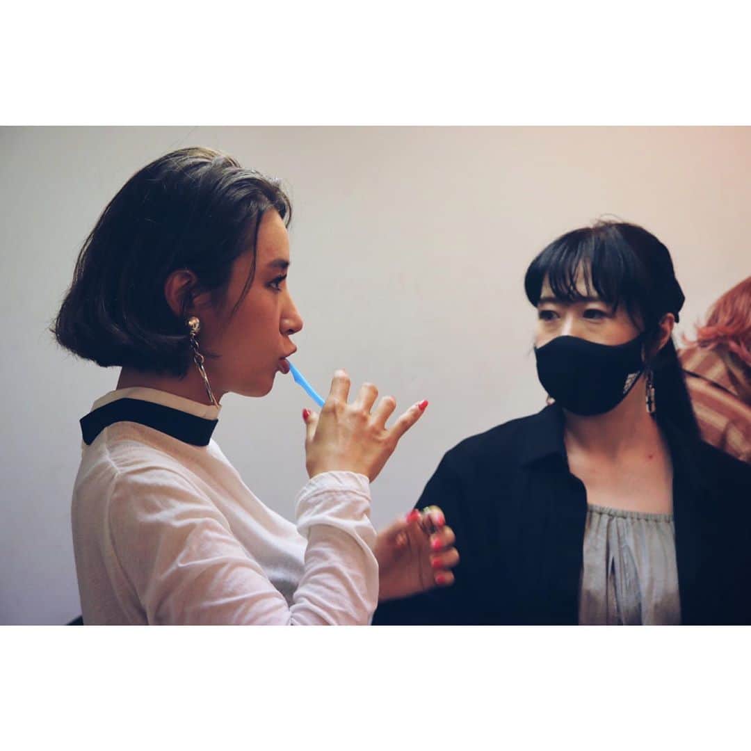鈴木紗理奈さんのインスタグラム写真 - (鈴木紗理奈Instagram)「歯磨きしてるわたしと マネージャーのあやちゃん。  もう長い付き合い。 めちゃめちゃ信頼してるんだー。」9月14日 17時55分 - munehirovoice