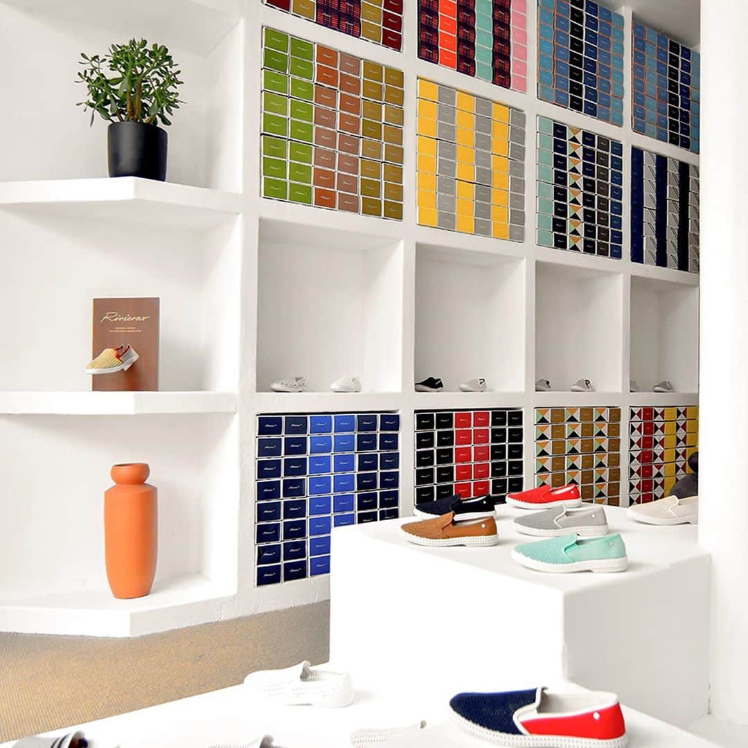 のインスタグラム：「Rivieras Leisure Shop New York   Terre en vue A la rentrée 2020, Rivieras s’agrandit et ouvre sa première boutique sur le sol américain à NYC.  Cet espace dont l’architecture intérieure prend son inspiration dans les maisons traditionnelles de la méditerranée, de Ibiza aux Cyclades, présente une large sélection de modèles de la collection et une série d’accessoires, intimement liées au voyage et à un goût prononcé pour le luxe oisif.  Land in sight Rivieras is growing for Back-to-School 2020 and is opening its first flagship store on US land, in New York City. The space design, which finds its inspirational roots in traditional mediterranean houses architecture, from Ibiza to The Cyclades, is carrying a large selection of styles and some select accessories  intrinsically associated with travel and luxury leisure.  New York 52 Canal Street, Store B, NY 10002  Ouvert tous les jours / Open daily   11 am / 7 pm Phone : 646-852-6153  #rivieras#rivierasshop#rivierasnewyork#rivierasnyc」