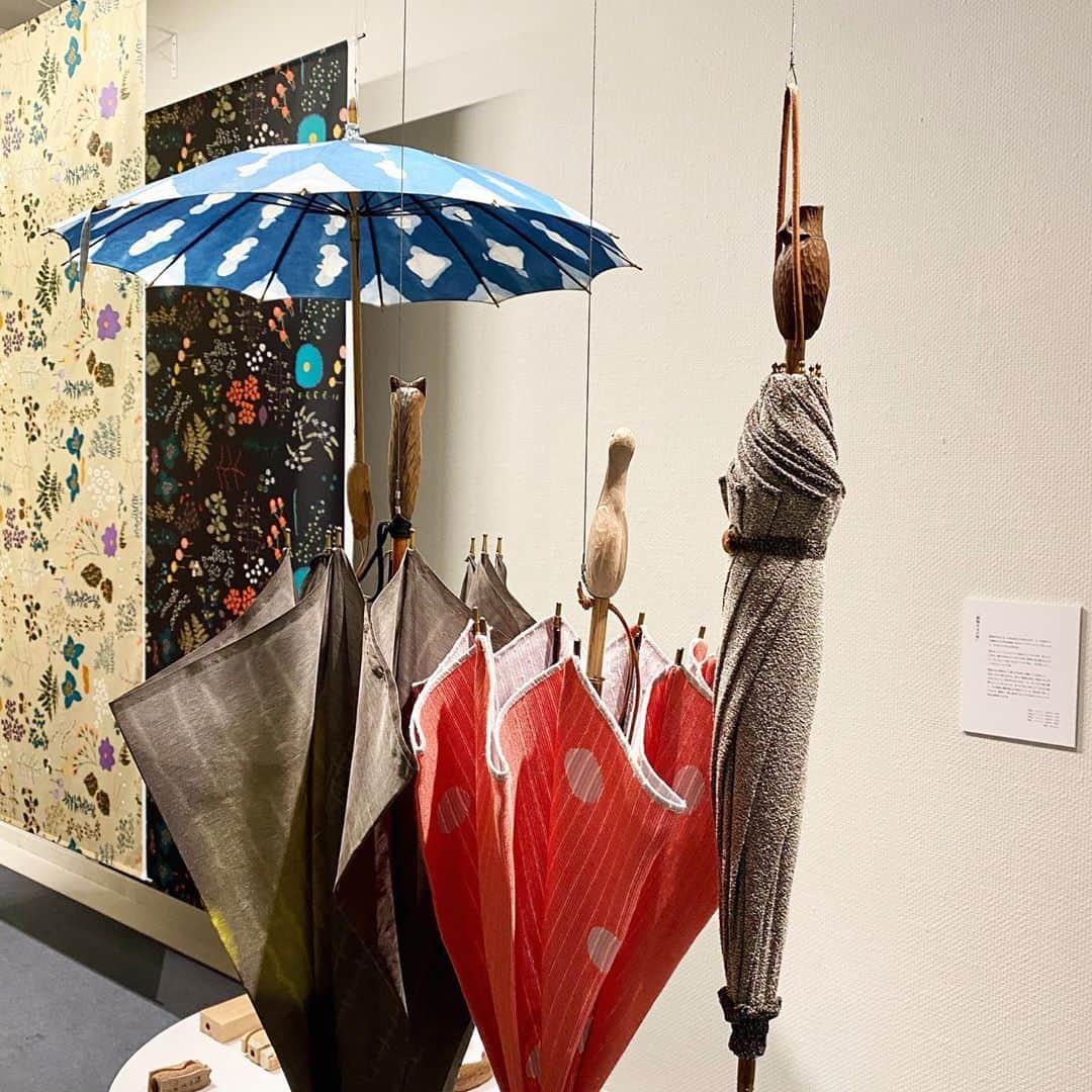 畑亜貴さんのインスタグラム写真 - (畑亜貴Instagram)「サンキュータツオさんが教えてくれた、イイダ傘店15周年記念展覧会「翳す」へ。この傘に守られたいというデザインがたくさんあって傘愛に目覚めたかもしれません…！」9月14日 18時06分 - akihata.jp