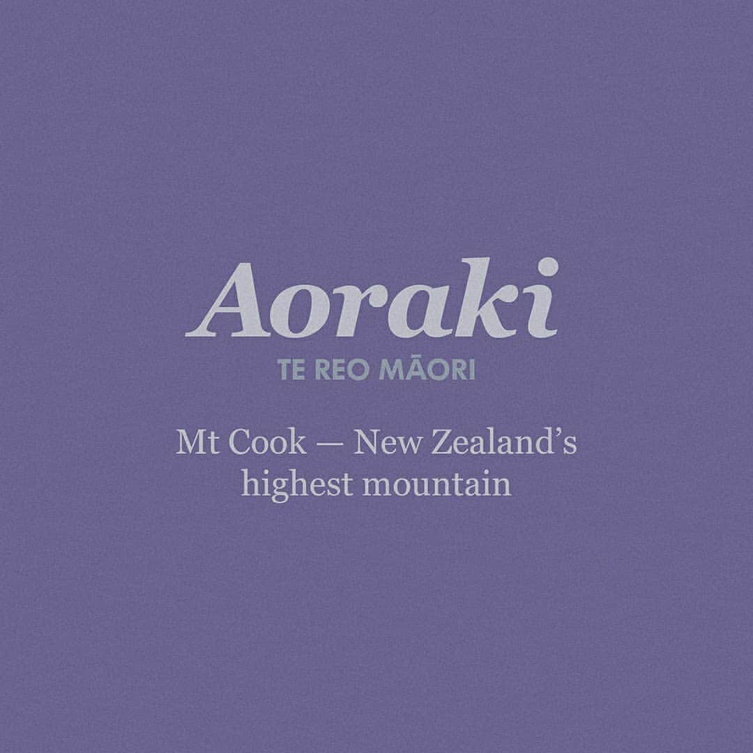のインスタグラム：「It’s Māori Language Week and we’re celebrating indigenous names that are a huge part of our identity. First off — Aoraki. The Macpac logo is a stylised image of Aoraki Mount Cook, New Zealand’s highest mountain. The ‘swoosh’ over the peak is a representation of a Nor'west arch — a weather pattern peculiar to the east coast of New Zealand's South Island. The name has a huge significance for us and our community, representing a pioneering spirit, innovation and resilience. Swipe to see a graphic representation of Aoraki on our Fairtrade Organic tees. #TeWikioteReoMāori #MāoriLanguageWeek」