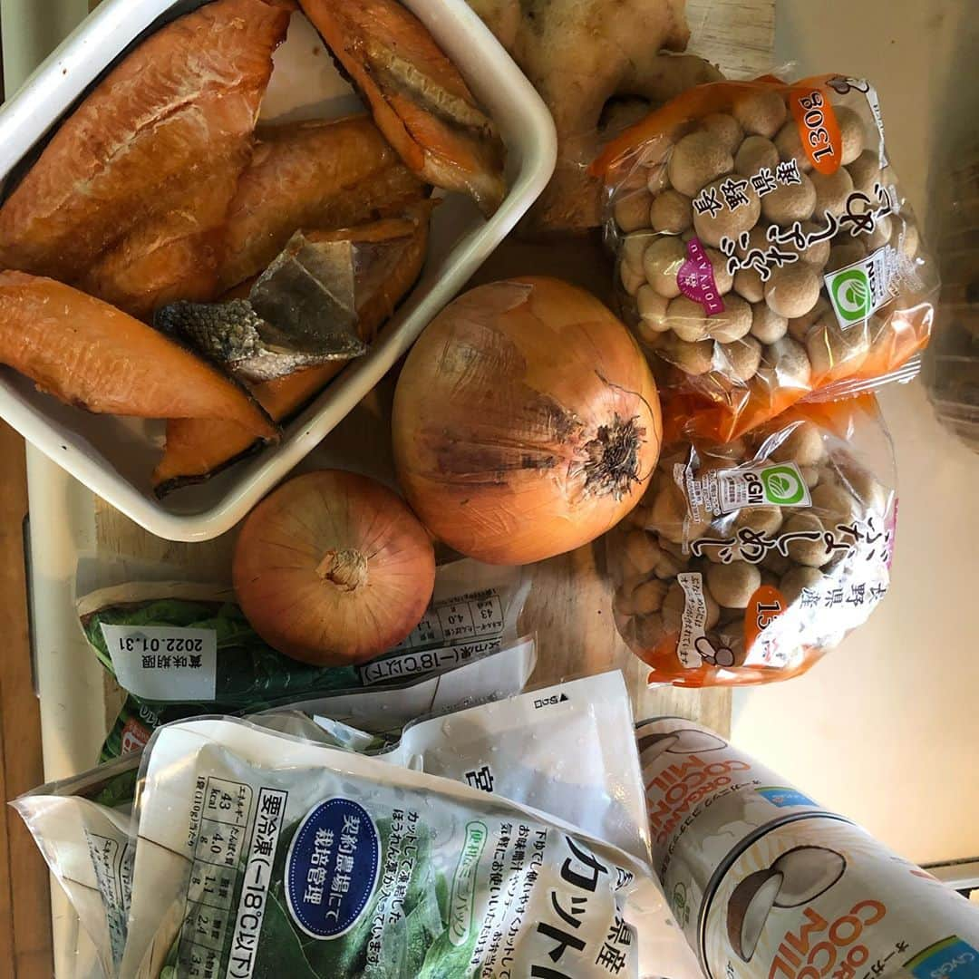 セイン・カミュさんのインスタグラム写真 - (セイン・カミュInstagram)「Daddy’s dinner❣️ Salmon spinach coconut cream stew🤤 Healthy and yummy (and easy😁)❣️ #thanecamus #daddyscooking #coconut #coconutcream #healthy #healthyfood #yummy #yummyfood #bonapetit」9月14日 18時02分 - thanecamus