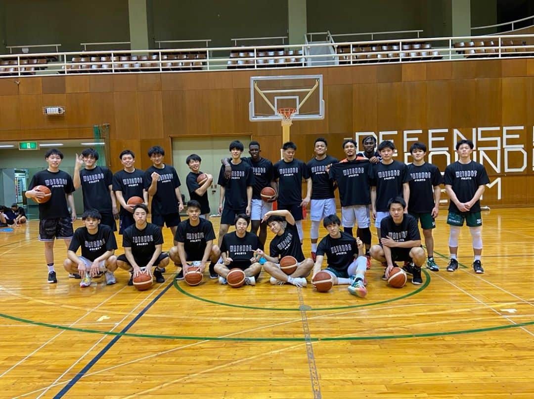 青木康平のインスタグラム：「コロナで思うようにイベントなどが出来ないこの様な状況で、バスケを思いっきり出来なかった子供達に対して、今の自分に出来る事が何かを考えた結果、本当に些細な事ですがメッセージをつけたTシャツを配る事にしました。  先ずは自分のルーツである、西長住小学校ミニバスケットボール部、長丘中学校バスケ部、大濠高校バスケ部、専修大学のバスケ部、そして福岡と鹿児島のWATCH&Cアカデミーの生徒達にTシャツをプレゼントさせてもらいました。  サポートしていただいている企業の１つであるHALEOは現役中からお世話になっていて、代表のデイビッドからはメッセージも頂きました。 彼からメッセージをもらった経緯は、東日本大震災の時の被災者であり支援者だったからです。 人の痛みは自分が経験しないとわからない事が沢山あります。 みんなが少しでも前向きになれたら嬉しいです。 また僕が初年度から関わらせてもらっているEXPLORERS鹿児島の山下さんからもメッセージを頂きました！ 僕の想いに賛同して頂いたスポンサー企業の皆様、本当にありがとうございました！  この経験から沢山の学びがありました！明るい未来は自分で築き上げるもの！  将来成功した自分が、「あの時、前を向いて頑張ったから今がある」と胸を張って言えるように、今を精一杯頑張ろう！！  もらったメッセージはFacebookに載せます🙇‍♂️」