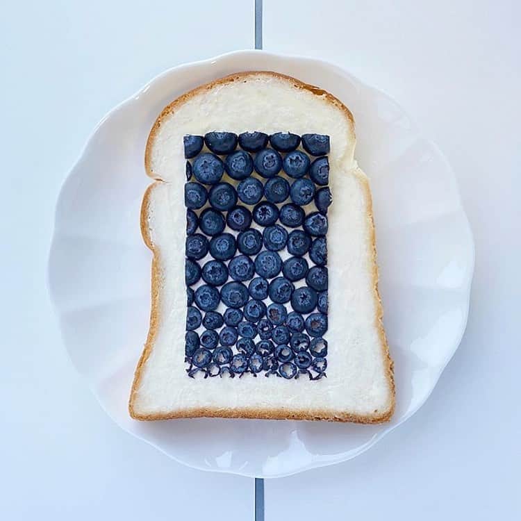 Vogue Parisさんのインスタグラム写真 - (Vogue ParisInstagram)「It’s the best thing since sliced bread: @sasamana1204 is the artist from Tokyo behind these hypnotic edible designs which are taking instagram by storm. Starting in her kitchen during the lockdown, she takes inspiration from Picasso to Mondrian, abstract art to Mickey Mouse to transform simple slices into works of art. Why bread you ask? Find out more on Vogue.fr Photos courtesy of Manami Sasaki/ @sasamana1204.」9月14日 18時14分 - voguefrance