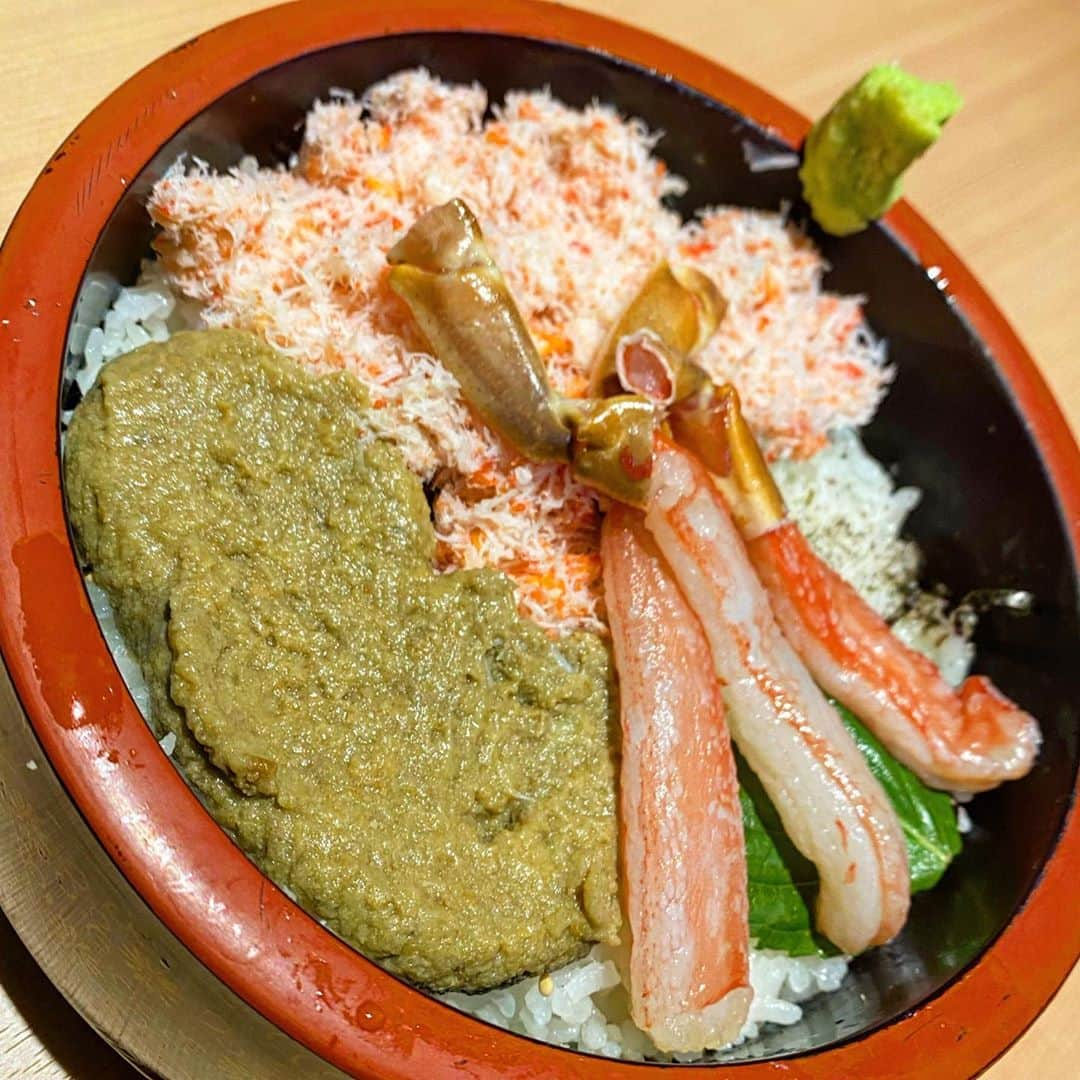 知床漁場 リノアス八尾店のインスタグラム：「【豪華蟹三昧丼🦀】 ． ． ． 当店名物の蟹と蟹と蟹を乗せた蟹だけを使用した豪華な海鮮丼です！なんだか今日カニがたべたいなぁ〜💭 そんな日は知床漁場リノアス八尾店の蟹三昧丼を！ #知床漁場八尾店#リノアス八尾#近鉄八尾駅#八尾グルメ#北海道料理#鮮魚#ランチ#コース#海鮮丼」