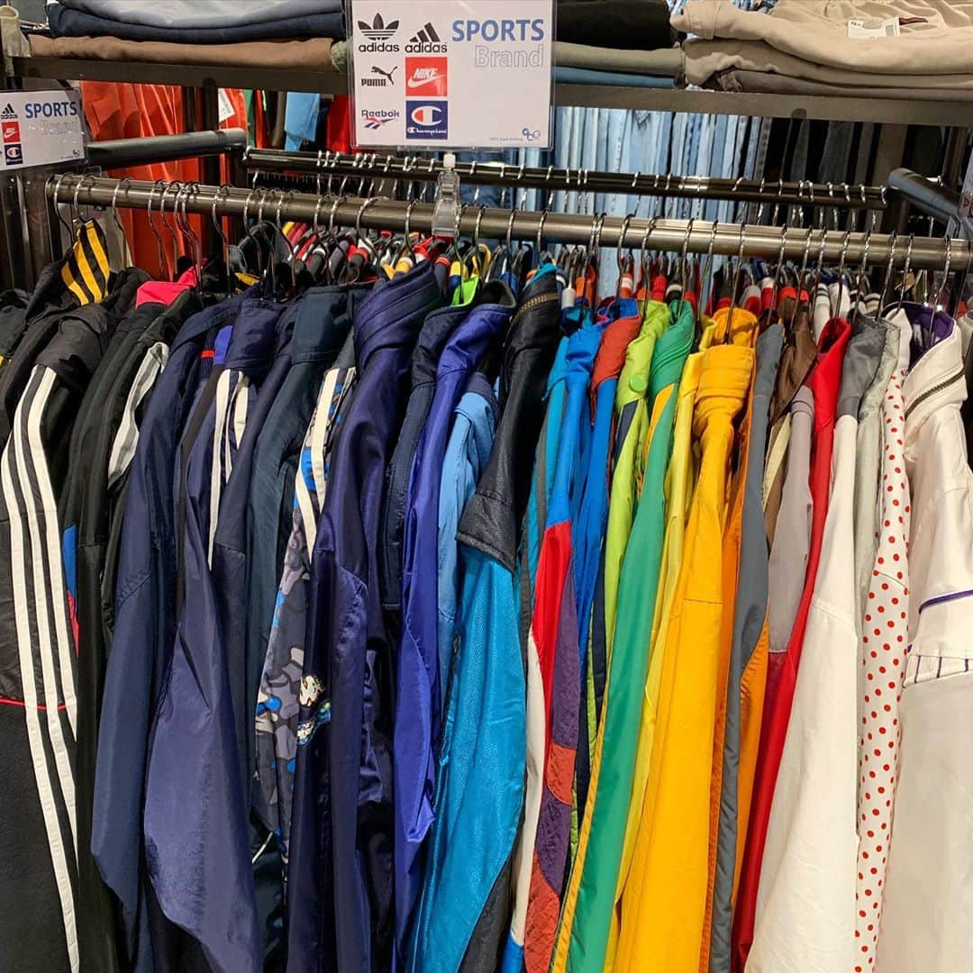 原宿シカゴさんのインスタグラム写真 - (原宿シカゴInstagram)「#原宿シカゴ竹下店﻿ ﻿ 【 ✔️SPORTS WINDBREAKER 】﻿ ﻿ スポーツブランドのウィンドブレーカー﻿ 入荷しております‼️﻿ ﻿ 今回は、﻿ 知らない人はいないじゃないかな？と言えるほど全世界で認知されているブランド"NIKE"﻿ ﻿ ✔️タグで年代がわかる方法"NIKE"を﻿ 一部紹介して行きたいと思います。﻿ (時代は多少前後する可能性があります)﻿ ﻿ ●2枚目の画像 ﻿ ☑️70年代後半〜80年代前半(左上)﻿ オレンジタグ🍊﻿ 白ベースで、オレンジ色の「スウォッシュ」﻿ ﻿ ☑️80年代前半〜90年代後半(左下)﻿ シルバータグ📁﻿ 銀ベースで、赤色で「ブランド名」と「スウォッシュ」がデザインされているタグ﻿ ﻿ ☑️90年代後半〜00年代前半(右上)﻿ ホワイトタグ⚪️﻿ 白ベースで、赤色で「ブランド名」と「スウォッシュ」がデザインされているタグ﻿  ※スウォッシュ→「✔️」マークの名前です。 ﻿ ３つの年代別タグを紹介させていただきました🔥お店に来た時や、自分の持っている服などどの年代の物なのかチェックしてみてはどうでしょうか？？﻿ 知っておくだけで服選びが楽しくなりますよ！﻿ ﻿ 皆さまのお越しお待ちしております‼️﻿ ﻿ 原宿シカゴ竹下店﻿ 東京都渋谷区神宮前1-7-1 B1F﻿ 03-6721-0580﻿ 営業時間 12時〜20時﻿ JR原宿駅から徒歩3分﻿ 東京メトロ明治神宮前駅から徒歩5分ㅤㅤㅤㅤㅤㅤㅤㅤㅤㅤㅤㅤㅤㅤㅤㅤㅤㅤㅤㅤㅤㅤㅤㅤㅤ﻿ #NIKE#ナイキ#vintage﻿ #70s#80s#90s#windbreaker﻿ #原宿#原宿シカゴ#竹下通り#古着#古着屋#古着屋さん﻿ #古着女子#古着男子#フルジョ#フルダン#フリクロ﻿ #原宿#下北沢#吉祥寺#京都﻿ #harajuku#harajukuchicago#takeshitastreet﻿ #usedfashion#usedstyle#usedmix﻿ #usedclothing#vintage#outfit﻿」9月14日 18時09分 - harajukuchicago_official