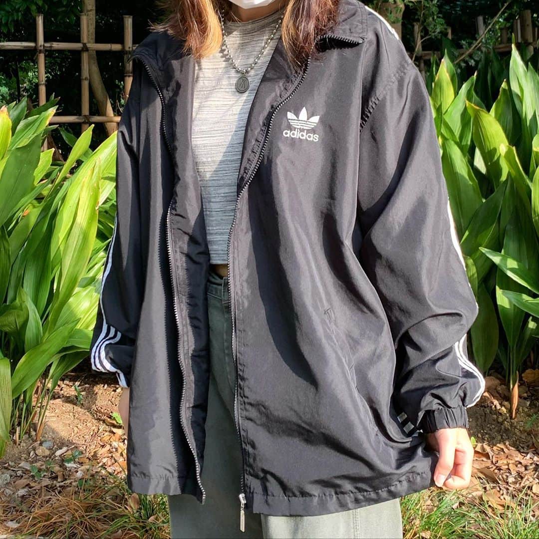 原宿シカゴさんのインスタグラム写真 - (原宿シカゴInstagram)「#原宿シカゴ竹下店﻿ ﻿ 【 ✔️SPORTS WINDBREAKER 】﻿ ﻿ スポーツブランドのウィンドブレーカー﻿ 入荷しております‼️﻿ ﻿ 今回は、﻿ 知らない人はいないじゃないかな？と言えるほど全世界で認知されているブランド"NIKE"﻿ ﻿ ✔️タグで年代がわかる方法"NIKE"を﻿ 一部紹介して行きたいと思います。﻿ (時代は多少前後する可能性があります)﻿ ﻿ ●2枚目の画像 ﻿ ☑️70年代後半〜80年代前半(左上)﻿ オレンジタグ🍊﻿ 白ベースで、オレンジ色の「スウォッシュ」﻿ ﻿ ☑️80年代前半〜90年代後半(左下)﻿ シルバータグ📁﻿ 銀ベースで、赤色で「ブランド名」と「スウォッシュ」がデザインされているタグ﻿ ﻿ ☑️90年代後半〜00年代前半(右上)﻿ ホワイトタグ⚪️﻿ 白ベースで、赤色で「ブランド名」と「スウォッシュ」がデザインされているタグ﻿  ※スウォッシュ→「✔️」マークの名前です。 ﻿ ３つの年代別タグを紹介させていただきました🔥お店に来た時や、自分の持っている服などどの年代の物なのかチェックしてみてはどうでしょうか？？﻿ 知っておくだけで服選びが楽しくなりますよ！﻿ ﻿ 皆さまのお越しお待ちしております‼️﻿ ﻿ 原宿シカゴ竹下店﻿ 東京都渋谷区神宮前1-7-1 B1F﻿ 03-6721-0580﻿ 営業時間 12時〜20時﻿ JR原宿駅から徒歩3分﻿ 東京メトロ明治神宮前駅から徒歩5分ㅤㅤㅤㅤㅤㅤㅤㅤㅤㅤㅤㅤㅤㅤㅤㅤㅤㅤㅤㅤㅤㅤㅤㅤㅤ﻿ #NIKE#ナイキ#vintage﻿ #70s#80s#90s#windbreaker﻿ #原宿#原宿シカゴ#竹下通り#古着#古着屋#古着屋さん﻿ #古着女子#古着男子#フルジョ#フルダン#フリクロ﻿ #原宿#下北沢#吉祥寺#京都﻿ #harajuku#harajukuchicago#takeshitastreet﻿ #usedfashion#usedstyle#usedmix﻿ #usedclothing#vintage#outfit﻿」9月14日 18時09分 - harajukuchicago_official