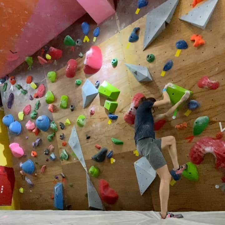 ホン・イン・リーのインスタグラム：「真好～ 又有新路線🤩 #紅石攀岩 #抱石 #bouldering」