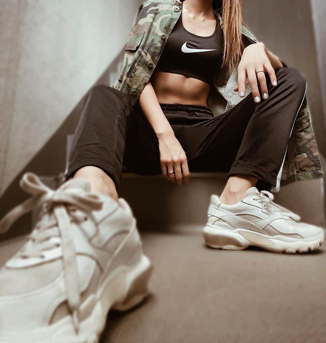 佐藤あずみのインスタグラム：「やる気出す為にGYMウェアをちょこちょこまた集め始めましたん！  ちなみにパンツはジョーダンだけどkidsサイズ👦 安くなってて私服でも使えるラッキー🖤 . 3月頃からサボりだし、7月中旬あたりで徐々に復活、、、 . 今は週3トレーニング頑張ってます🙏 実物より写真の方がバキバキに見えてこれが本当だと思い込みそうだけど違うんだよな〜😂 . . . #gym #training #お家トレーニング #gymwear #sportswear #abs」