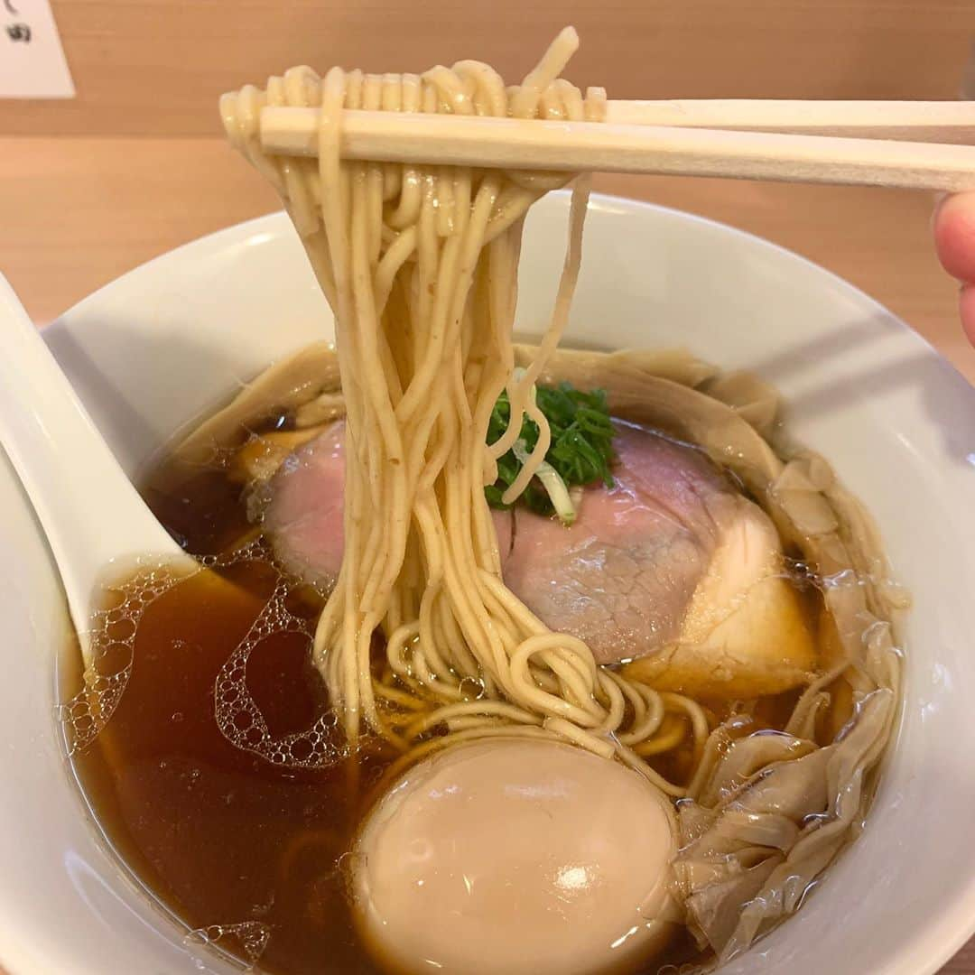 伊藤かりんさんのインスタグラム写真 - (伊藤かりんInstagram)「. . . #らぁ麺はやし田  特製醤油らぁ麺🍜 . スープ美味しすぎた🤤 鶏チャーシュー衝撃的柔らかさ！ . . 15時ごろ行ったのに 何人か並んでたよ〜😳 . . . #かりんのラヲタ修行中 #ラーメン #ラーメン女子」9月14日 18時17分 - karin___ito