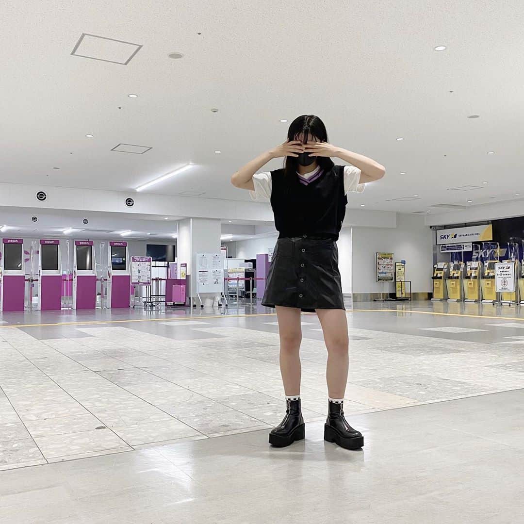 若林真帆のインスタグラム：「#まほこーで﻿ ﻿ マホトーンな私服。トップスとボトムはレピピだよ﻿ レザーのスカート可愛くて沢山着ちゃう🙄！﻿ ﻿ #私服 #ストリートファッション #レピピアルマリオ #若林真帆」