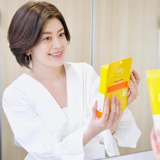 オルフェス（ALFACE+）のインスタグラム：「本日発売💛 イエローエッセンシャルマスク🌝💫  ビタミンやハチミツを配合した、たっぷりのエッセンスが、夏ダメージを受けたお肌を潤いで優しく守ります😌🍀  シリーズ史上初のFINE FIBERを採用したイエローシートが、柔らかくお肌に密着❣️ 新感覚のつけ心地を是非お楽しみください🌈  #オルフェス #イエローエッセンシャルマスク #ビタミン #ビタミンc #ハチミツ #プロポリス #シートマスク #パック #フェイスマスク #新発売 #夏ダメージケア #乾燥肌 #保湿ケア」