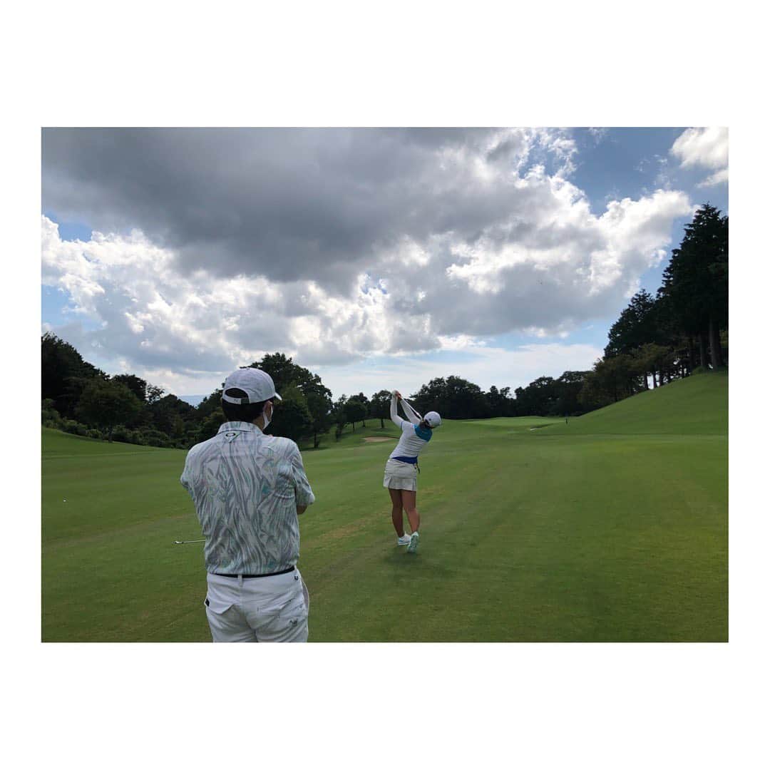 渡邉彩香のインスタグラム：「. . 約1ヶ月振りくらいにコーチに実際にコースで見てもらって練習しました！ 連戦の中で少しずつズレてしまっていたところを修正🤔 とてもいい練習ができました😊！！ . 今週はお世話になっているデサントさんの試合です💪 @descentegolf   #デサントレディース東海クラシック」