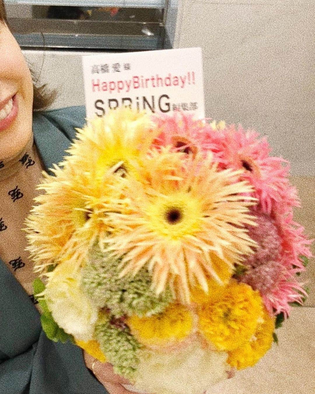 高橋愛さんのインスタグラム写真 - (高橋愛Instagram)「thank u @spring_tkj 🌼 ㅤㅤㅤㅤㅤㅤㅤㅤㅤㅤㅤㅤㅤ ㅤㅤㅤㅤㅤㅤㅤㅤㅤㅤㅤㅤㅤ いつもお世話になっております SPRiNGさんから 会場に、お花が届いておりました😭 ㅤㅤㅤㅤㅤㅤㅤㅤㅤㅤㅤㅤㅤ そして、編集部の春日さんも 来てくれたよー！！！ ㅤㅤㅤㅤㅤㅤㅤㅤㅤㅤㅤㅤㅤ いつも内緒で 見に来てくれるの😭 ㅤㅤㅤㅤㅤㅤㅤㅤㅤㅤㅤㅤㅤ 本当に泣いちゃうくらい 嬉しいんだから！ ㅤㅤㅤㅤㅤㅤㅤㅤㅤㅤㅤㅤㅤ 春日さん、ありがとー！！！！」9月14日 18時28分 - i_am_takahashi