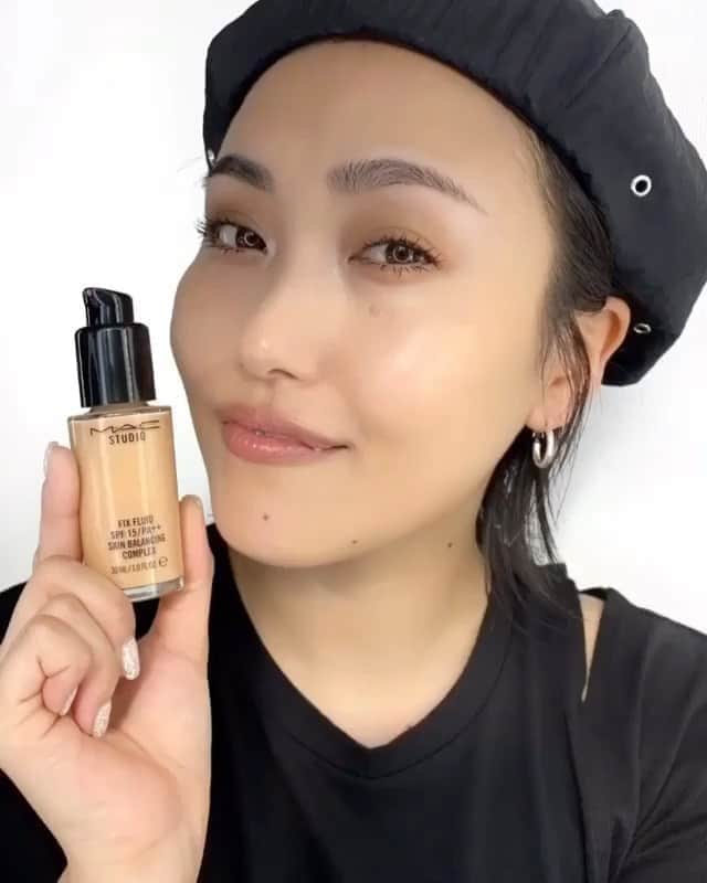 M∙A∙C Cosmetics Japanのインスタグラム：「＼＼リキッドファンデーションHOW TO／／ 〜 潤いツヤ肌作り 〜 ㅤ ・ライトフル C+ ティンティッドプライマー SPF 45 瞬時に溶け込むウォータータイプの質感が 水々しいツヤ肌に🥚 ㅤ ・141S ブラシ ブラシの曲線を上手く活用し密着させ、 さらにハリ、ツヤのある肌に ㅤ ・スタジオ フィックス フルイッド SPF 15 ／ NC30 不動のベストセラーファンデーション✨ 少量でトラブルカバーと、なりたい肌質に ㅤ ・プレッププライム リファインドゾーン 崩れやすいところのみにオン！ フィット力を高め、メリハリあるツヤ肌に ㅤ その他使用製品 ☑︎スモールアイシャドウ／アン インターラプティッド ☑︎リップスティック／タッチ ㅤ #MACStudioFixFluid #MACStudioFix #MACスタジオフィックス ㅤ ☑️Studio Fixブラシ キャンペーン 今なら数量限定で、お好きなM·A·C 製品を8,800円(税込)以上のご購入で限定ブラシをプレゼント🎁 ※M·A·C 公式オンラインショップ、伊勢丹新宿本店 @mac_isetan.shinjuku 、アットコスメショッピング @at_cosme 限定 ㅤ 【公式オンラインショップ限定特典】 ☑︎初回ご購入のお客様へ10% OFFクーポンをプレゼント （クーポンコードwelcome） ㅤ Regram from @macpro_tokyo  #MACCosmeticsJapan #MACCosmetics #MAC #MACコスメ #マックコスメ #コスメ#コスメ紹介#コスメ好き#コスメレポ #化粧品 #デパコス#コスメマニア#秋メイク#リキッドファンデーション#リキッド#時短メイク#ベースメイク#潤い#潤い肌#保湿#ツヤ肌#ツヤ肌メイク#ファンデーション#カバー力」