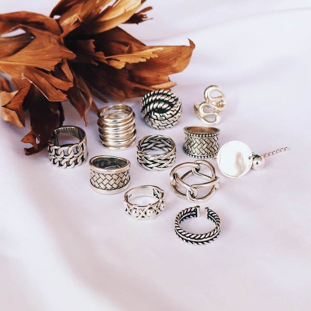 gallerieさんのインスタグラム写真 - (gallerieInstagram)「#newarrivals ———————————— . - SILER925 RING - 【 Official online store vol.6】 . 第6弾がofficial onlinestoreへ入荷致します。 今回はデザインのあるゴツめリングを取り揃えた11型のラインナップ。 全て少量限定ご用意しております✔ . ▶▶︎ 9/14(mon) 200:00 〜 販売スタート . . . @gallerie_accessory #SILER925 一つの物を長く使う。経年変化を楽しむ。 お手入れすることも楽しんで、育てていく感覚でいられる方にとてもおすすめで、手入れを繰り返す事で“一生物”としてお使い頂けます。 . . ———————————— #お問い合わせ番号w1767」9月14日 18時29分 - kalekale_official