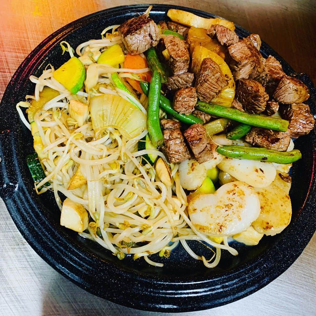 カン のインスタグラム：「중간중간 메뉴 하나씩 업로드 할게요🙌  -철판스테이크&관자-  --------------------  🍽 JEFF'S GRILL 🍺 9월 14일(월) 정식 오픈🙌!! 품격있는 철판요리 착한가격에 드세요🙇‍♂️ (주당대환영) (한국어, English, 日本語 3개국어 가능 외국인 환영)  ⏱ Business Hours ⏱ •open.  __매일 pm05:00 •close. __평일 am03:00  __________주말 am05:00  🏡 Address 🏡 •경기도 성남시 중원구 성남동 1404  _센트럴푸르지오시티 상가 151호  _(호텔 셀린트 찾아오시면 빨라요!)  . . .  Insta - @jeffs_grill, @jeffchoi89,  @sung_yoon_91 Face book - @jeff's grill  #제프스그릴 #jeffsgrill #맛집 #성남맛집 #분당맛집 #모란 #수진 #모란맛집 #수진맛집 #모란역 #수진역  #모란술집 #수진술집 #철판 #철판요리 #테판야끼 #철판주점 #술집 #소주 #맥주 #생맥 #사케 #와인 #데일리 #맛스타그램 #맛 #맛집추천 #맛집스타그램 #맛집탐방 #착한가격」