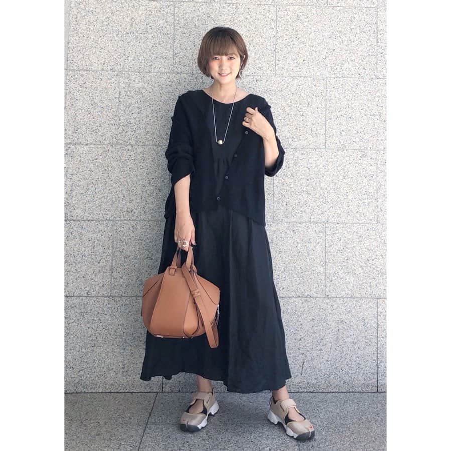 のインスタグラム：「☆☆☆ ・ ・ 涼しかったー 過ごしやすいですね♡ ・ 絶対、絶対大人気になると思われる ユニクロの #3dコットンワイドスリーブカーディガン  可愛くて可愛くて仕方がない♡ ・ ・ 今日欲しかったH&Mのブーツが買えて幸せー♡ 見てる時になっちゃんからもH&MにいるLINE来てビックリした🤣 しかも同じブーツ試着してるしw 早く履きたーい！ ・ ・ ・ ・ ・ ・ ・ #uniqlo #uniqloginza #ユニクロ新作 #loewe #モノトーンコーデ  #きれいめコーデ #きれいめカジュアル  #大人カジュアルコーデ #大人カジュアル  #code#coordinate#ootd#instafashion#今日のコーデ#ママコーデ#ママファッション#男の子ママ #高身長女子 #ponte_fashion#r_fashion#大人女子#シンプル #シンプルコーデ #きれいめファッション#高身長コーデ」