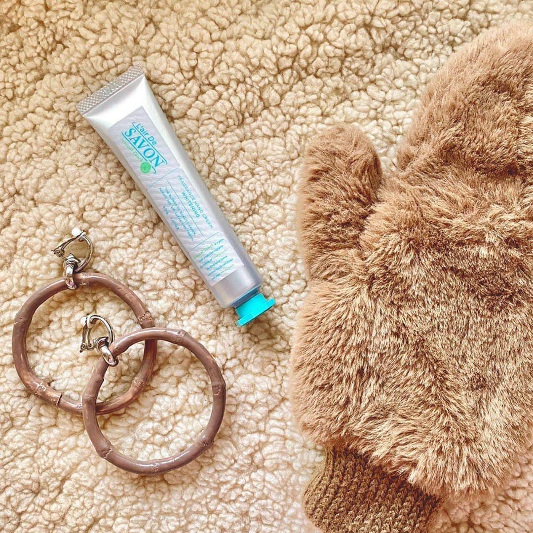 のインスタグラム：「レールデュサボンの新作﻿ 「薬用美白ハンドクリーム」が﻿ 今日からFITS ONLINE STOREで販売しています🛒﻿ ﻿ 上質なせっけんのような、なめらかシルキー肌を目指せちゃうこのハンドクリーム👋﻿ ﻿ しっかり潤うのにさらっとした使用感とやさしい香り立ちでどんなときでもご使用いただけます💁‍♀️﻿ ﻿ センシュアルタッチ﻿ フィーリングブリーズ﻿ イノセントタイム﻿ の3つの香りです🧼﻿  #lairdesavon #レールデュサボン #せっけんの香り #ハンドクリーム #ハンドクリームマニア #保湿ケア #保湿クリーム #保湿 #ハンドケア #薬用美白」