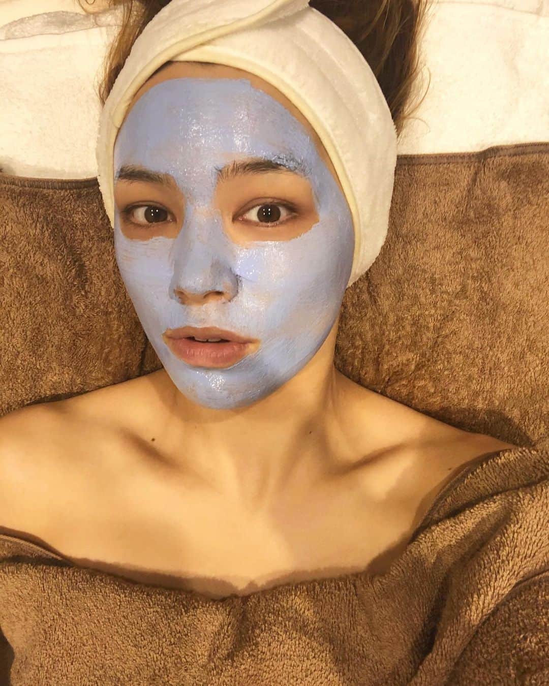 ステファニーのインスタグラム：「💙✨ 美白の為のブルーの映えパック 明美のオススメまたやりたいなぁ〜♡」