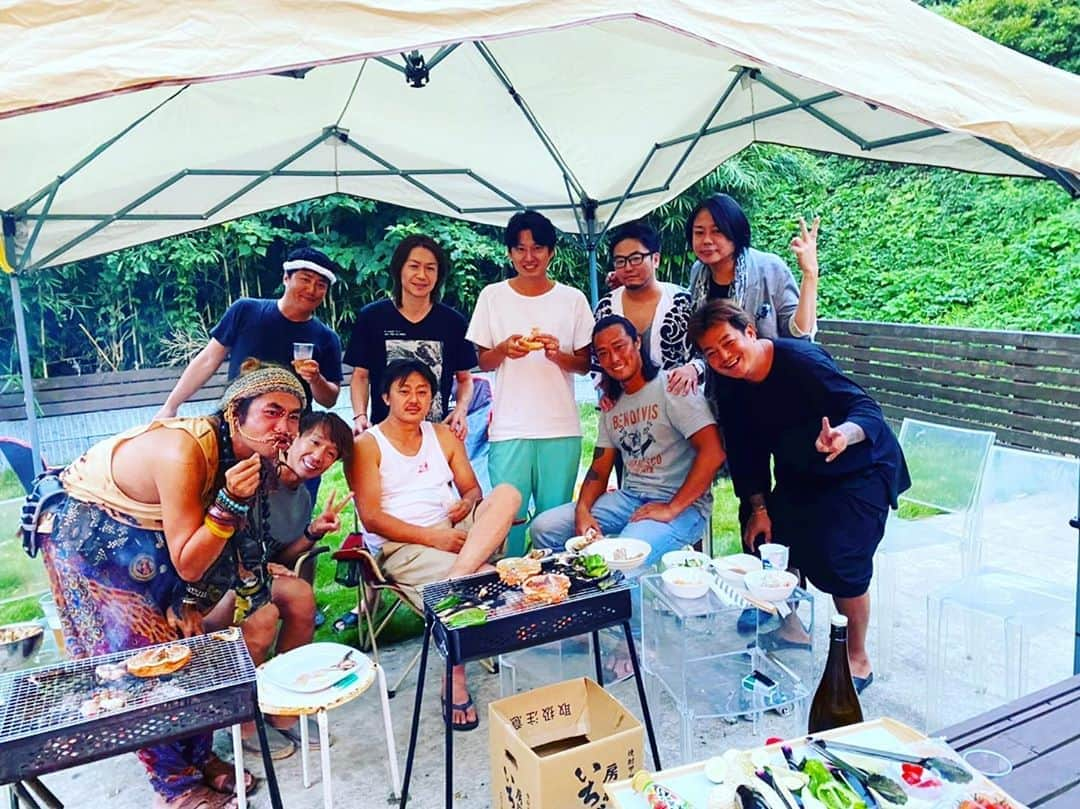 城咲仁さんのインスタグラム写真 - (城咲仁Instagram)「昨日は朝から90年代から2000年代を賑わせたカリスマホスト達😅とバーベキュー 食べきれない伊勢海老、カニ、生牡蠣、ハマグリ、牛肉etc こうしてまだ仲良いんだな あの時代は、荒れてた歌舞伎町でバチバチとしのぎを削った肉食系ホスト😆 この時代に歌舞伎町で遊んでいた乙女達はたまらないメンバーかな？😁 みんな丸くなったなーと呑んでいたのも束の間、やっぱりめちゃくちゃでした バーベキューの炭の中に花火を入れるやつ、花火を仲間に笑いながら投げるやつ😅勘弁しろよー🤣 しかし、この元祖オラオラ系のノリのホスト達はやっぱり酒が強くて話がみんなオモロイ こーゆー奴らにはお金を払ってでも飲みたいね コイツらがいたからホストブームがあったんだよな、今のホスト界があるんだろーなって改めて感じてしまいました 今はみんな実業家✨ 本日イチナナお休みです🙇‍♂️ 明日、生配信やります😌  #香咲真也 #向井英二 #緋咲ロミオ #手塚マキ #天草湘太郎 #由楽剛士 #渚カヲル #城咲仁 #カリスマホスト #bbq」9月14日 18時38分 - shirosaki_jin_official