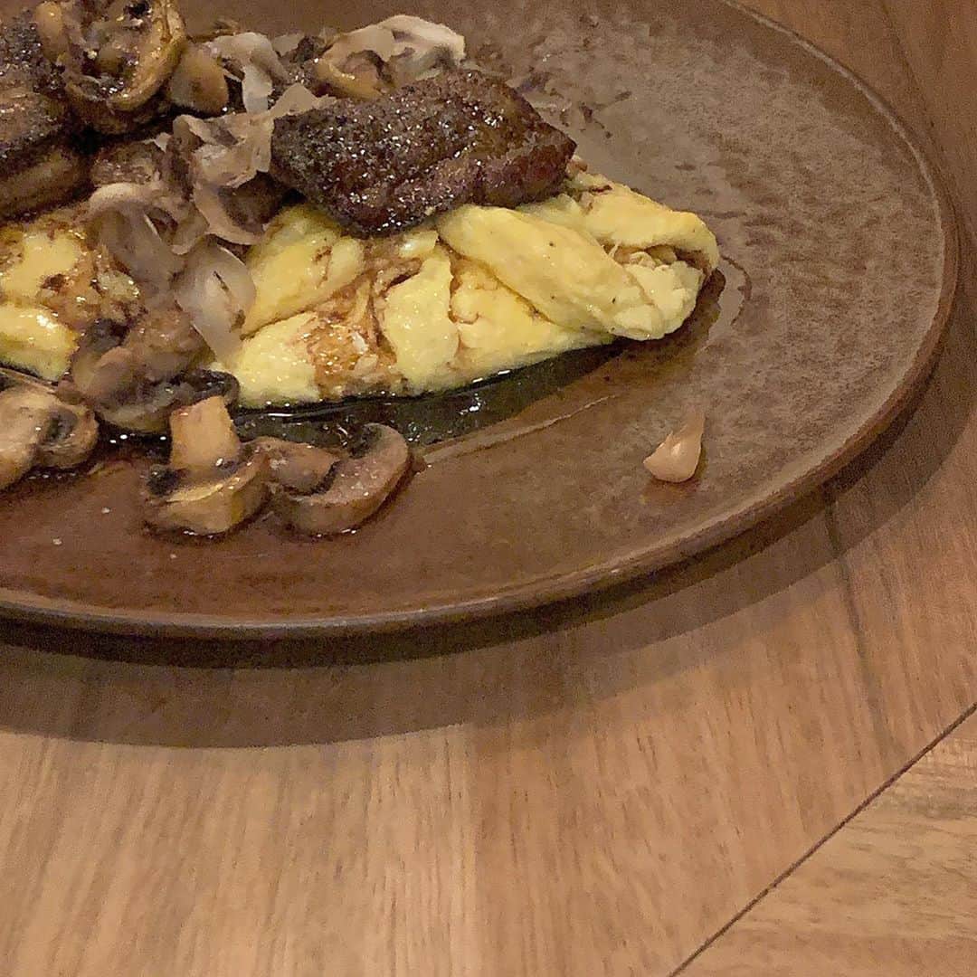 saanaaeのインスタグラム：「定期的に食べたくなるやつ🍽 脂多くてもフォアグラだいすき。  #フォアグラオムレツ #京都」