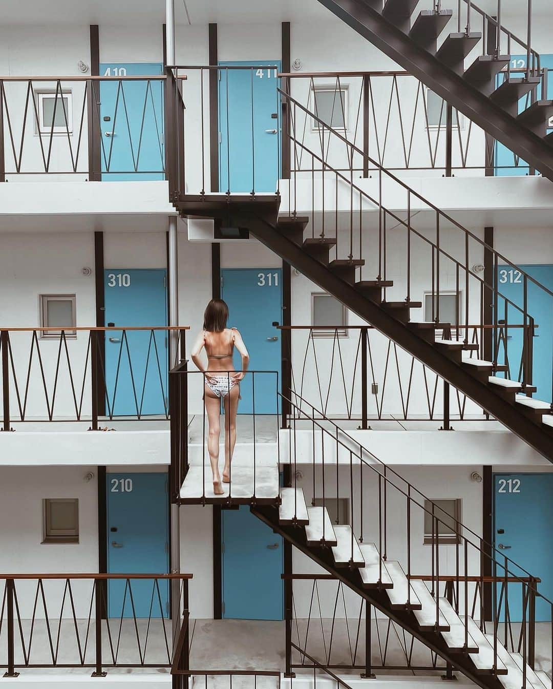 孫きょうさんのインスタグラム写真 - (孫きょうInstagram)「階段がかわいい💙﻿﻿ ﻿ そして娘とお揃い柄の水着、﻿ 今年初めて着た日に夏終わったから﻿ パターン2にも着替えた🥥﻿ ﻿ ふくらはぎの筋肉がすんごい🤫﻿ ここ鍛えたことない﻿ ﻿ #8hotelchigasaki #hotel #pool #alexiastam #ホテル #プール」9月14日 18時49分 - sonkyou1013