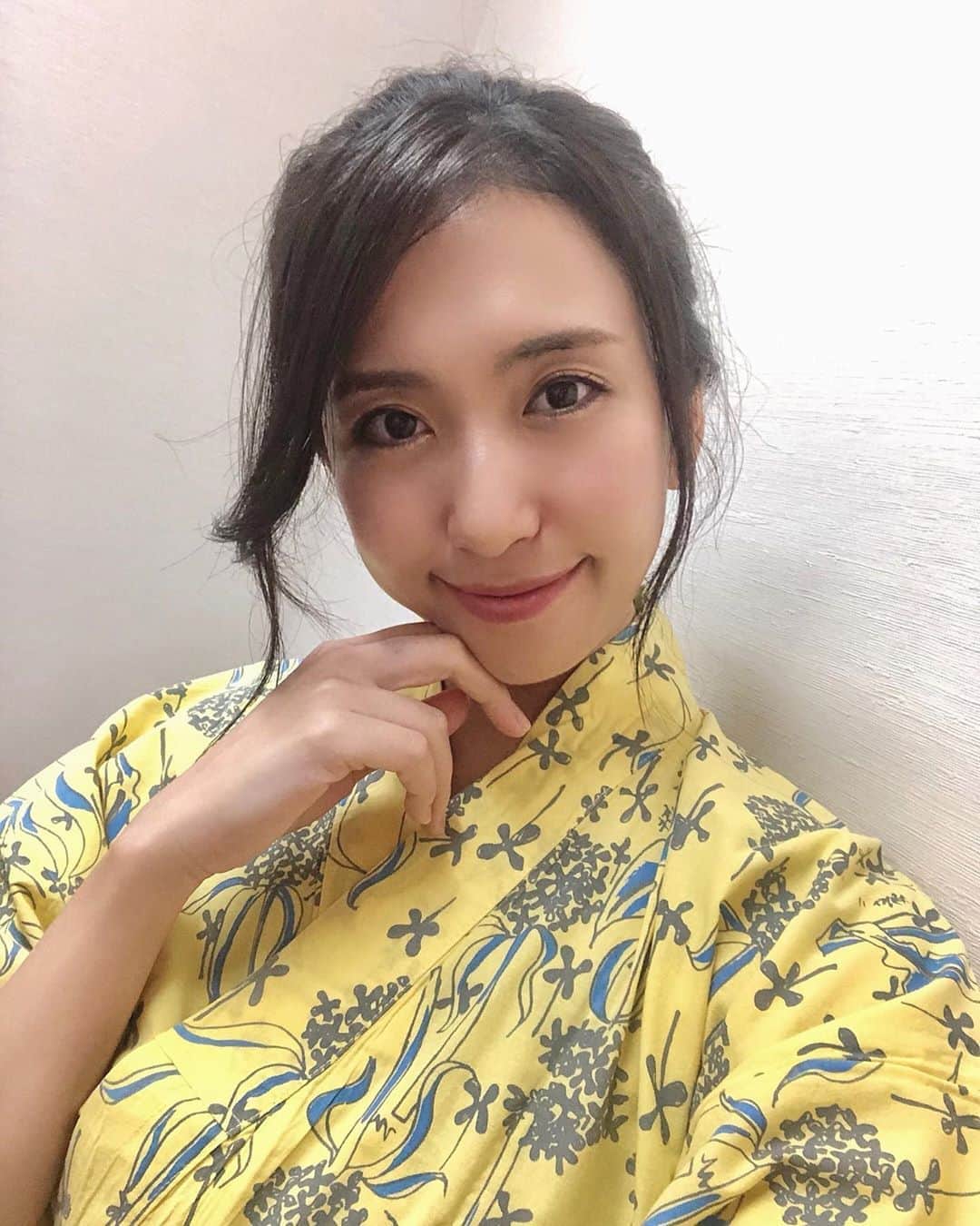 のインスタグラム：「先日ガーデンクリニックで @garden_clinic_official  気になってたピコトーニング を受けてきたから お肌の調子がすこぶる良い🥺❤️ カウンセリングしてから ピコトーニング✨ 美容の最先端を知り尽くしている 先生の美容話を聞きながら 施術したから とってもリラックスしながら 受けれました☺️ 少しだけピリピリとした痛みがあったけど 私は全然大丈夫でした✨😊 初めて受ける方は 稀に赤くなることがあるみたいで 私も赤くなったけど 数日で赤みはなくなって 肌が綺麗になっててびっくり😳✨ ピコトーニングは 肝斑、シミの他に 毛穴やハリ、トーンアップも期待できるみたい😳❣️ 結果わかりやすいように アプリ加工一切なしのデフォルトカメラ、すっぴんのBeforeAfter載せました🤣💦 左がBefore💡 ピコトーニング5日後のAfterが右💡 そばかすやシミが薄くなってる😳 先生曰く2週間おきにピコトーニングしたらめちゃくちゃ綺麗な肌に鳴るらしい☺️ シミ取りレーザーは シミの部分がコンシーラーで隠せないくらい黒くなってしまうダウンタイムがあるけど ピコトーニングならダウンタイムもないし肌も綺麗になるから定期的に受けたい😆 ・ #ガーデンクリニック  #ピコトーニング #ガーデンクリニック新宿 #肌再生 #シミ取り #ハリ #トーンアップ #肝斑改善 #毛穴ケア #美の最先端 #最先端美容 #すっぴん #デフォルトカメラ #pr #beforeafter #化粧ノリ抜群 #浴衣 #浴衣女子 #浴衣美人 #mimi美容 #卵肌 #すっぴん美人 #艶肌 #毛穴ゼロ #美容マニア #美活 #美容day」