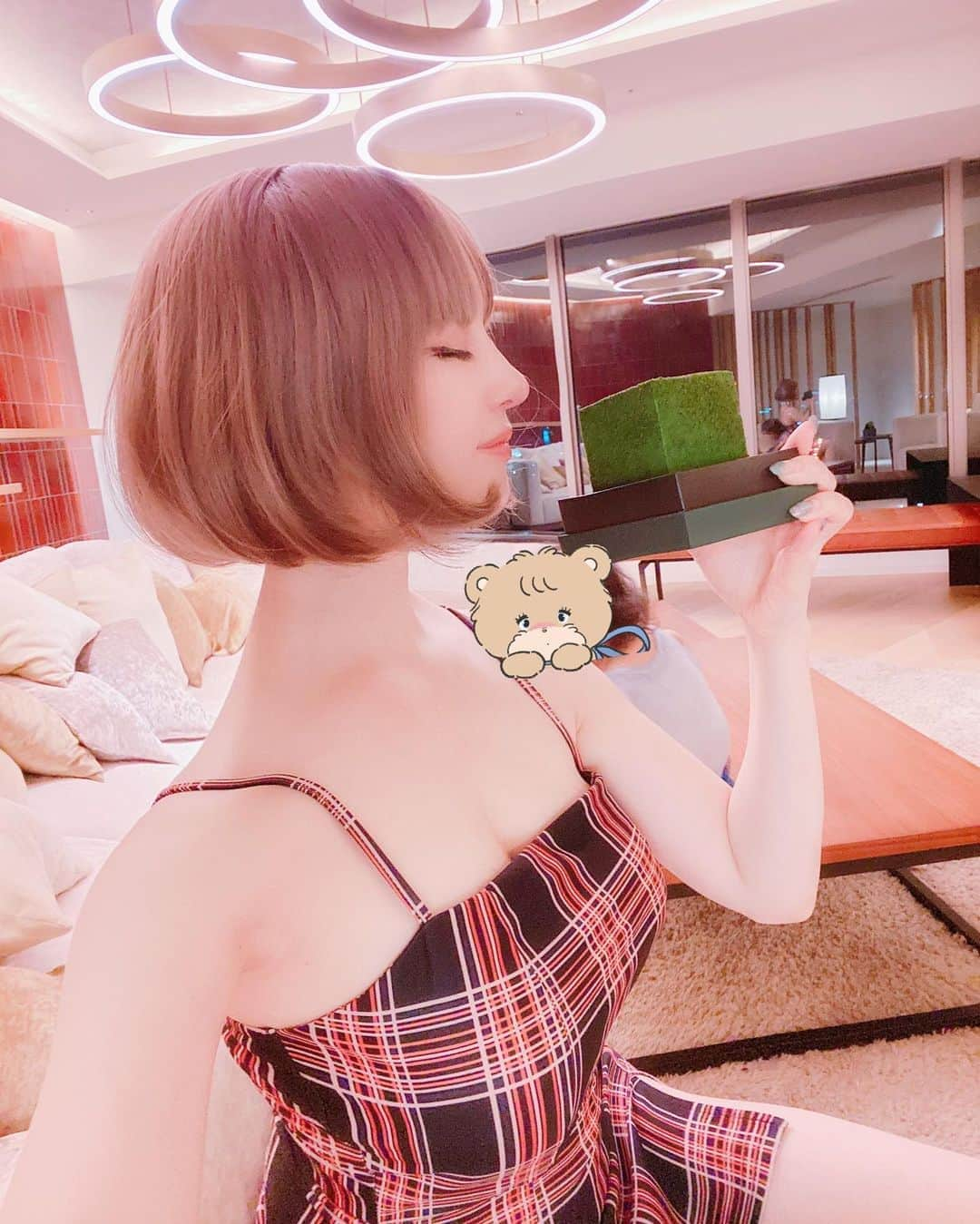 森下悠里さんのインスタグラム写真 - (森下悠里Instagram)「お茶好きな方🍃🍵 スウィーツ大好きな方に🍰🍫 - 🟩至福の正方形🟩 @branche_chocolat のカレ オ ショコラ - 最高峰の抹茶、八女茶の繊細な味わい コクのある旨み、甘みが口の中にふぁぁっと広がります💚 香りも豊かで本当に豪華なスウィーツ🥰 - #ブランシェショコラ #カレチョコ #八女茶 #日本の美味 #至福の正方形」9月14日 18時48分 - yuurimorishita