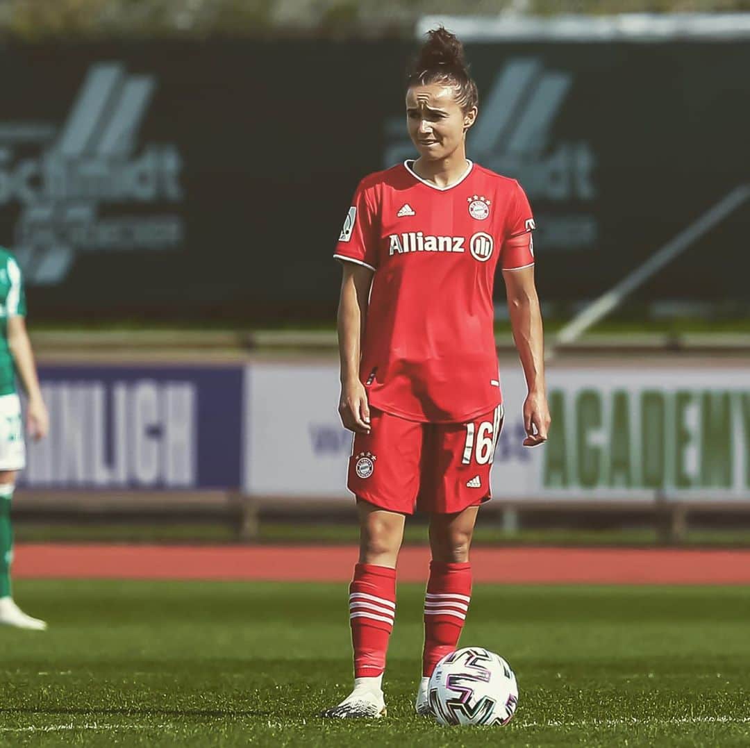 Lina Magullのインスタグラム：「So kann es weitergehen Bayern-Mädels 🤙🤝 jetzt gehts erstmal nach langer Zeit wieder zur Nationalmannschaft 🇩🇪 #runzelstirn #diebayern #beREDy #team」