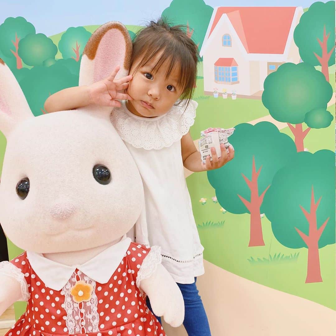 福長優のインスタグラム：「👧🏽 最近イヤイヤ期っぽい娘！ スイッチ入ると、 ずーーーっと泣いて イヤイヤ言ってます💩 でも、私にだけだから、、 え、わがままか？  無視しても怒るし、見つめて見守るスタイルで頑張ってます。  でも通常の時は めっちゃ女子で可愛いのぉ！← 話す内容とかしっかりしてて たまに笑っちゃう〜💓  あー結局平和だな🕊  #末っ子#末っ子長女  #2歳6ヶ月#2歳女の子」