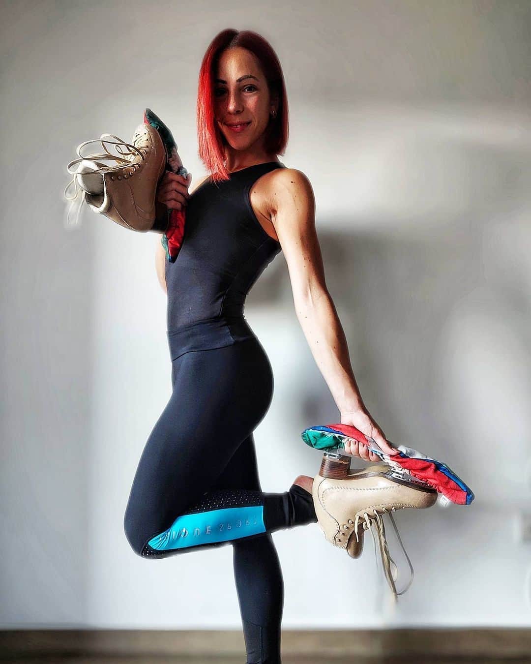 ニコーレ・デラ・モニカのインスタグラム：「Pronta per la nuova settimana di allenamento!!!!  Ready for a new training week!!!  Wearing the new @chiquesport release, the Inspire blue pants!   #figureskating #sportswear #chiquesport #pants #traininginstyle #sportfashion #thefashionskater」