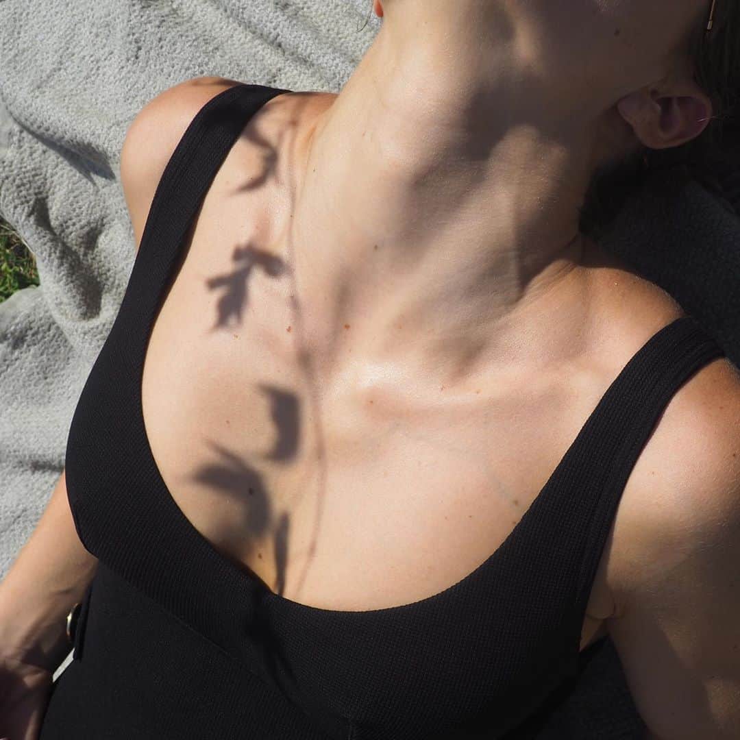 レジャビーのインスタグラム：「Il est encore temps de faire de l’ombre au soleil —— it’s not too late to shine brighter than the sun #smoking #maisonlejaby #maillotdebain #swimsuit #black #sun #shadows」