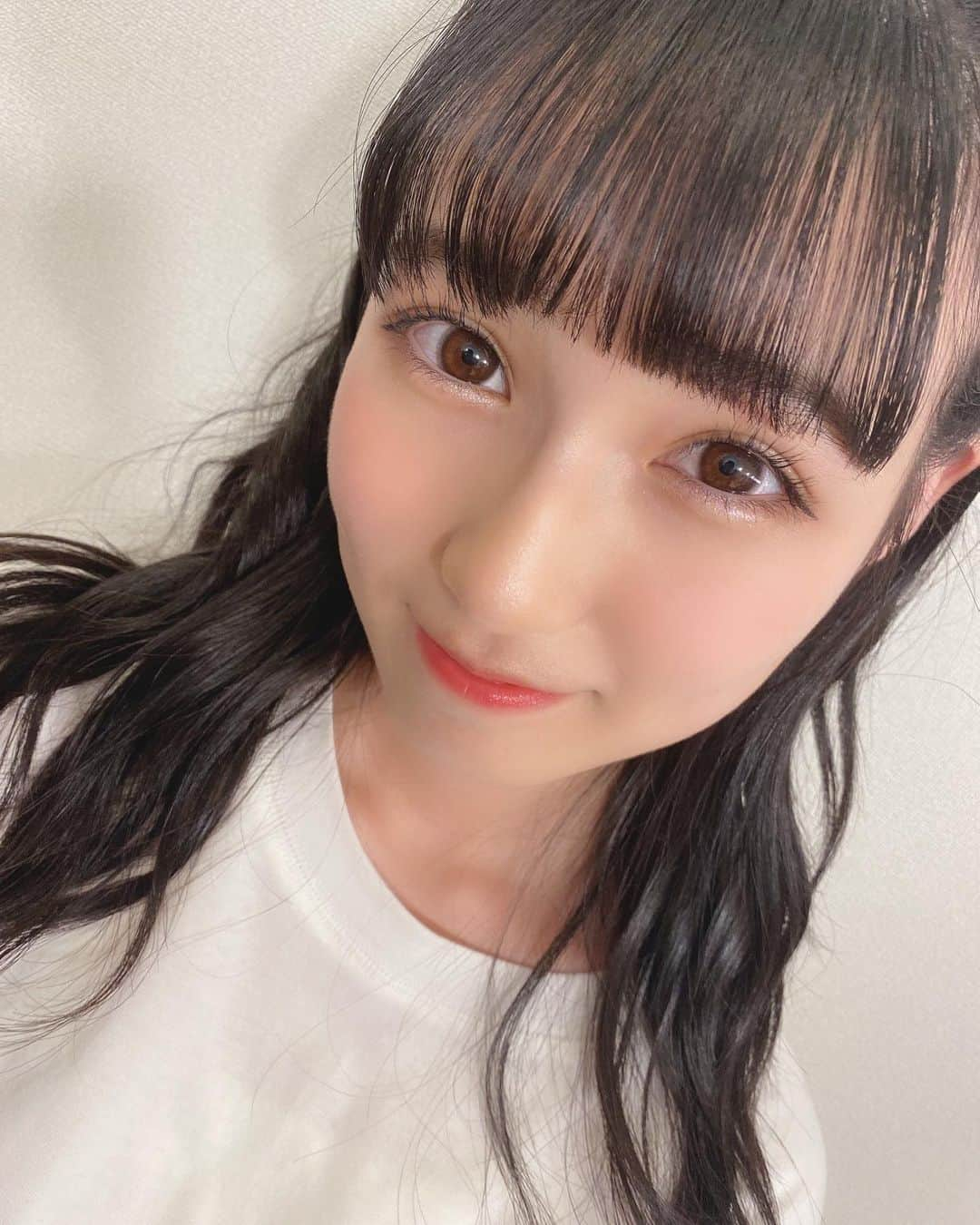 今村麻莉愛のインスタグラム：「. 17歳になりました🙌🏻✨ 華のセブンティーン💓  オシャレになってたくさん Instagramも更新するぞ〜😂 これからも応援よろしくお願いします🙇‍♀️🤤  ・ ・ #誕生日  #華のセブンティーン  #hkt48 #今村麻莉愛」