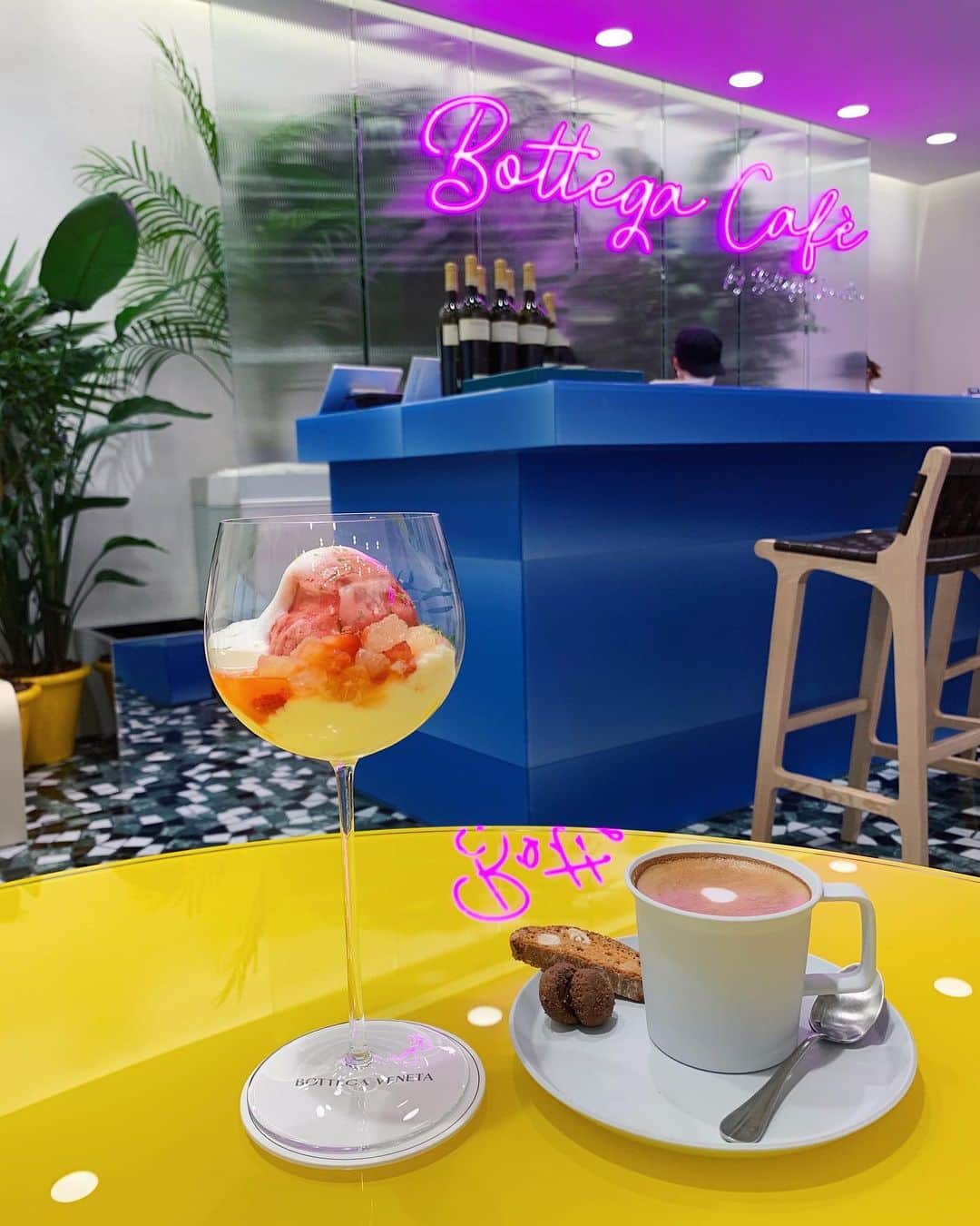 karen okajimaさんのインスタグラム写真 - (karen okajimaInstagram)「ㅤㅤㅤ  ㅤㅤㅤ  ずっと行きたかったbottega cafe☕💭💕 めちゃくちゃかわいい〜！！！！💛😙  カウンターで撮りたかったけど 人気すぎて撮れなかった😭😭😭 またチャレンジしよ😭😭😭  ㅤㅤㅤ #bottegaveneta #bottegacafe #ボッテガカフェ  #ボッテガヴェネタ #阪急メンズ館 #阪急 #阪急百貨店 #グルメ岡島 #カフェ好きな人と繋がりたい #岡島かれん」9月14日 18時56分 - karenokajima0318
