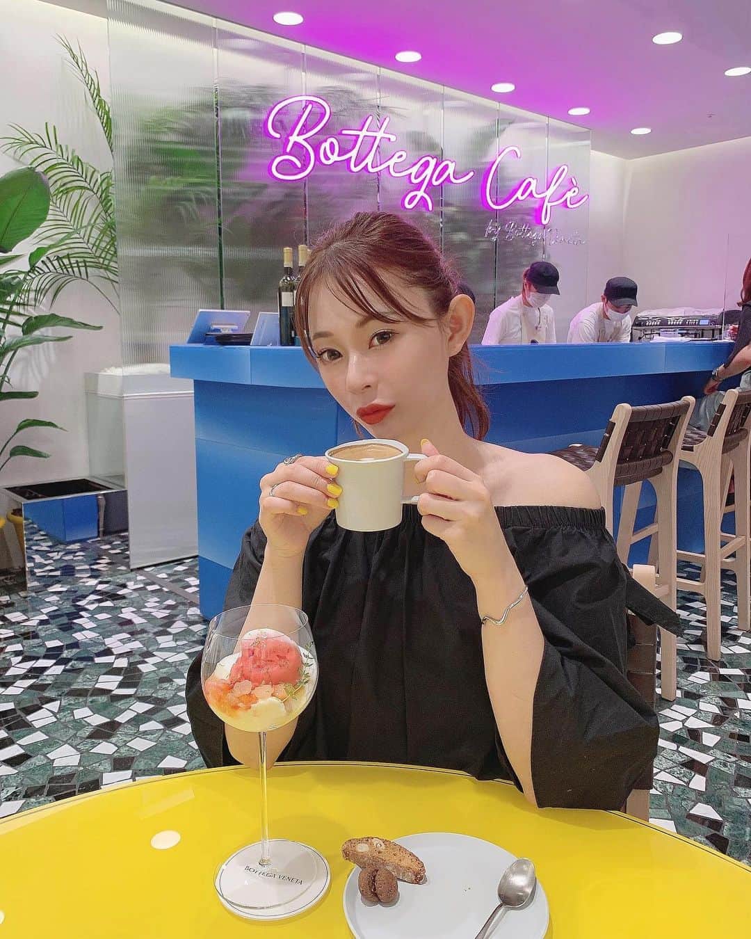 のインスタグラム：「ㅤㅤㅤ  ㅤㅤㅤ  ずっと行きたかったbottega cafe☕💭💕 めちゃくちゃかわいい〜！！！！💛😙  カウンターで撮りたかったけど 人気すぎて撮れなかった😭😭😭 またチャレンジしよ😭😭😭  ㅤㅤㅤ #bottegaveneta #bottegacafe #ボッテガカフェ  #ボッテガヴェネタ #阪急メンズ館 #阪急 #阪急百貨店 #グルメ岡島 #カフェ好きな人と繋がりたい #岡島かれん」