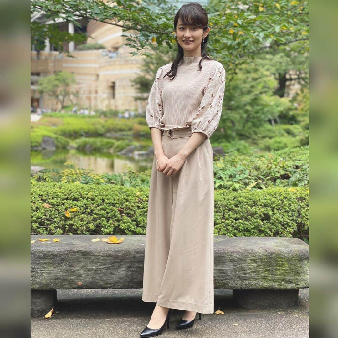 佐藤ちひろさんのインスタグラム写真 - (佐藤ちひろInstagram)「サンデーステーションの衣装ブランドは、 トップス:WILLSELECTION パンツ:Swingleです。  毛利庭園で黄色く色づいた落ち葉を見つけました！ 日照時間が短くなって季節がだんだん秋に近づいてますね🍇  今日のアベプラもよろしくお願いいたします！  #サンデーステーション　#サンステ　#秋　#季節　#季節の変わり目　#テレビ朝日　#テレ朝　#落ち葉　#ベージュカラー」9月14日 18時56分 - chihiro.sato_ex