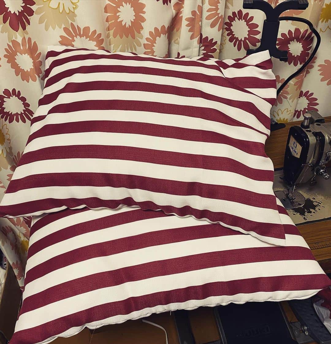 のインスタグラム：「コストコで枕を買ったから枕カバーを作ったよ！ 赤と白で演技がいいね！ #ハンドメイド」