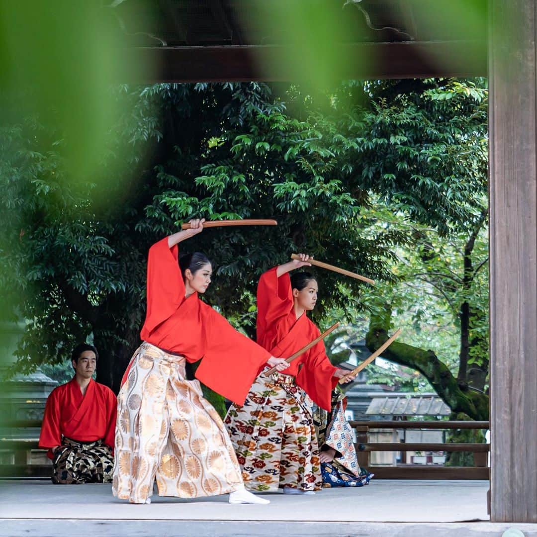 せいなさんのインスタグラム写真 - (せいなInstagram)「神聖な場所での演舞は、 心が清らかな気持ちになりました😌✨ . . 日本人の美しさというものが、 お稽古をするうちに磨かれる様な気がします🇯🇵 間合いを大切にする事、 礼に始まり礼に終わる、 じっと構える空気間さえ"美"に感じます🌸 . . 是非一度、ご覧になって頂きたいです✨ . . photo Atushi Nakamura . . #武楽 #BUGAKU #SamuraiArt #源光士郎 #KoshiroMinamoto #武楽座 #samurai #art #budo #武道 ｘ #伝統芸能 の #サムライアート #samuraiarmor #experience #japan #tokyo #kimono #misskyoto #japaneseculture #beauty  #武楽 #武楽座 #日本文化 #伝統文化 #能 #着物  #武の美 #日本 #日本の美 #二刀 #扇」9月14日 19時07分 - seina_k0403
