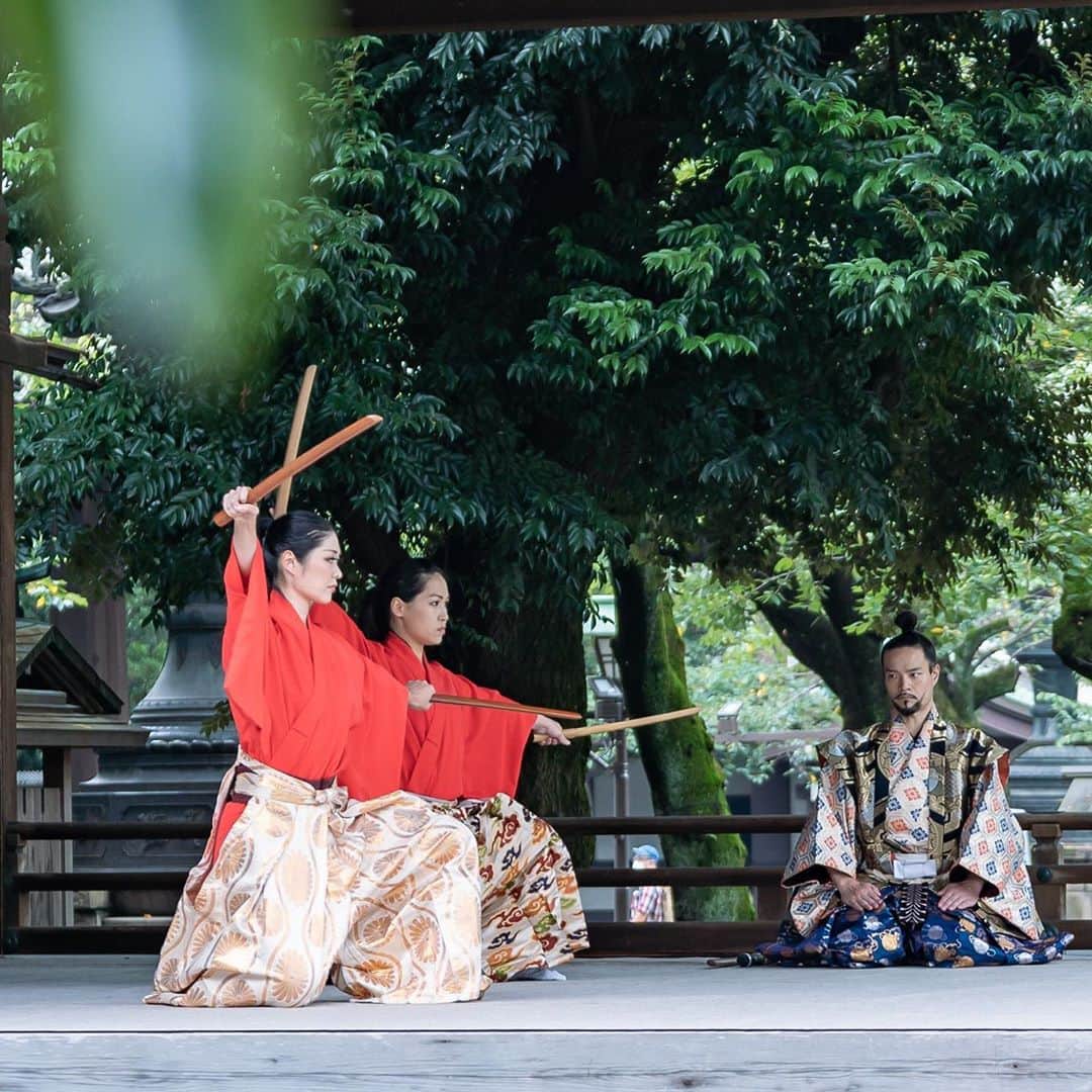 せいなさんのインスタグラム写真 - (せいなInstagram)「神聖な場所での演舞は、 心が清らかな気持ちになりました😌✨ . . 日本人の美しさというものが、 お稽古をするうちに磨かれる様な気がします🇯🇵 間合いを大切にする事、 礼に始まり礼に終わる、 じっと構える空気間さえ"美"に感じます🌸 . . 是非一度、ご覧になって頂きたいです✨ . . photo Atushi Nakamura . . #武楽 #BUGAKU #SamuraiArt #源光士郎 #KoshiroMinamoto #武楽座 #samurai #art #budo #武道 ｘ #伝統芸能 の #サムライアート #samuraiarmor #experience #japan #tokyo #kimono #misskyoto #japaneseculture #beauty  #武楽 #武楽座 #日本文化 #伝統文化 #能 #着物  #武の美 #日本 #日本の美 #二刀 #扇」9月14日 19時07分 - seina_k0403