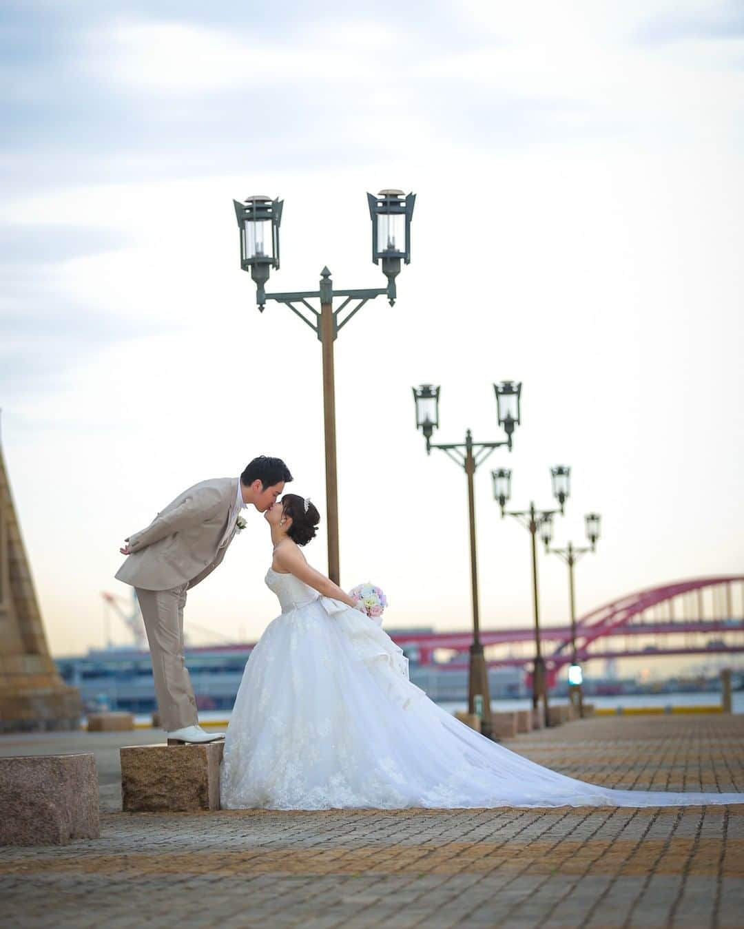 アニヴェルセル 神戸 公式のインスタグラム：「* 『おふたりの想い出の地で撮るロケーションフォト📷』 * アニヴェルセル 神戸では、ご結婚式のお写真とは違った神戸ならではの雰囲気で、素敵なロケーションフォトを撮ることができます♡ * 神戸には『ハーバーランド』『神戸大橋』『神戸ポートタワー』など、ロマンティックなロケーションが沢山あるので、とても素敵なお写真を残すことができます✨ * 昔撮ったお写真と同じ角度や同じポーズで、想い出を再現してみるのも素敵ですよね💕 * おふたりの想い出を振り返りながら、素敵なウェディングフォトを撮ってみてくださいね✨ * * * * @anniversaire_kobe * * * * #アニ嫁 #アニスタグラム #アニヴェルセル #オリジナルウェディング #アニヴェルセル神戸 #神戸女子 #恋人の聖地 #秋婚 #神戸プレ花嫁 #神戸ウェディング #式場探し #神戸花嫁 #結婚式レポ #神戸結婚式 #大人花嫁 #ウェディングレポ #結婚式場 #神戸結婚式場 #ナチュラルウェディング #関西プレ花嫁 #前撮り撮影 #ロケーション前撮り #前撮り #前撮りポーズ #結婚式前撮り #前撮り写真 #ウエディングドレス #ブライダルフォト #ウェディングフォト #anista_bigday」