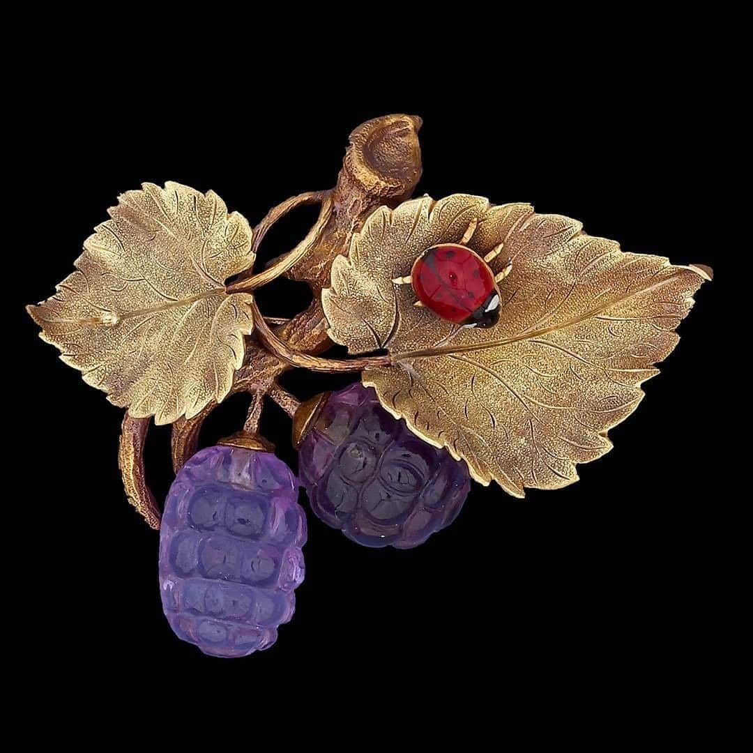 大英博物館さんのインスタグラム写真 - (大英博物館Instagram)「As we settle into September, we’ve been thinking about some seasonal specialities. This little mulberry brooch – complete with ladybird – was made in England around 1840 🐞   The main picking season for mulberries is around now in the northern hemisphere – what’s your favourite fruit at this time of year?   Our online shop has a wonderful range of jewellery inspired by the collection – pick out a new favourite piece at the link in our bio.   🔎 A gold brooch set with carved amethysts in the form of a fruiting mulberry with an enamelled gold ladybird on one leaf. England, c. 1840.   #BritishMuseum #jewellery #berries #gold #harvest #mulberry」9月14日 19時00分 - britishmuseum