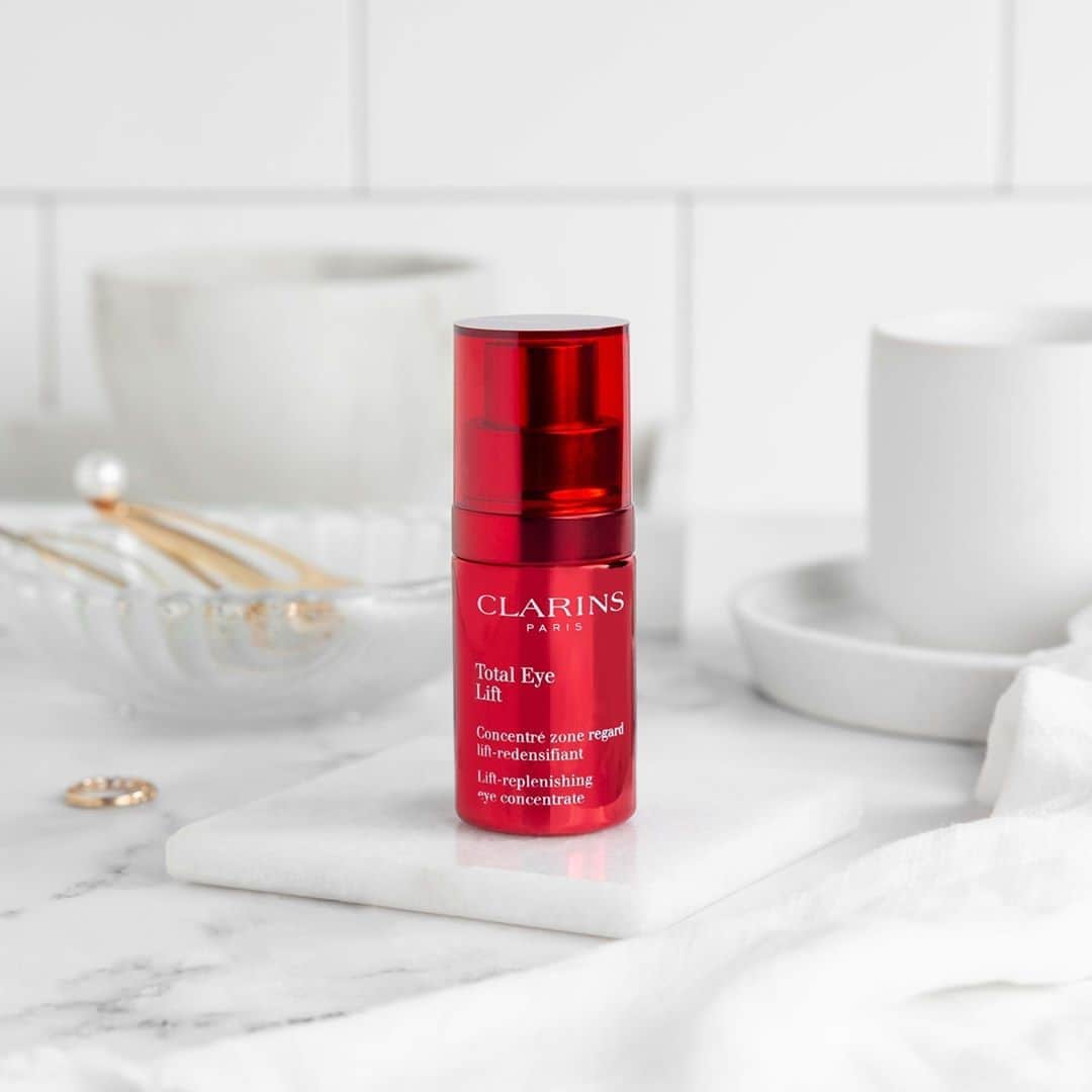 Clarins Australiaさんのインスタグラム写真 - (Clarins AustraliaInstagram)「From the experts in eye care, meet our NEW Total Eye Lift - developed for ALL women and ALL ages 🤗 This exceptional eye cream takes on everything that stands in the way of total eye radiance, offering: ⁣  ⁣ 🔴 Visibly lifted eyelids⁣ 🔴 Minimised wrinkles around the eye⁣ 🔴 Reduced dark circles & puffiness⁣ 🔴 Brighter eyes and beautified lashes ⁣  ⁣ ⏱️ You’ll see a noticeable difference almost instantly, and long-lasting results day after day! ⁣  ⁣ 📷 @danibarrois⁣ ⁣ #ClarinsAus #ClarinsSkincare」9月14日 19時01分 - clarinsanz