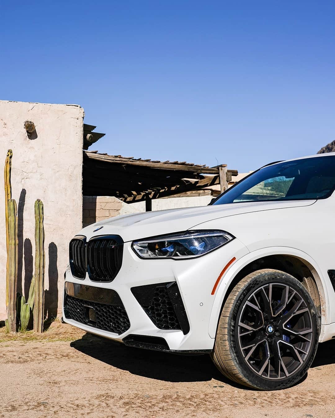 BMWのインスタグラム：「Wild Wild West.  The BMW X5 M.  #TheX5M #BMW #X5M  __ BMW X5 M: Fuel consumption in l/100 km (combined): 13.0–12.8. CO2 emissions in g/km (combined): 296–291. Further information: www.bmw.com/disclaimer.  	 Acceleration (0-100 km/h): 3.9 s. Power: 441 kW, 600 hp, 750 Nm. Top speed (limited): 250 km/h (with optional M Drivers Package: 290 km/h).」